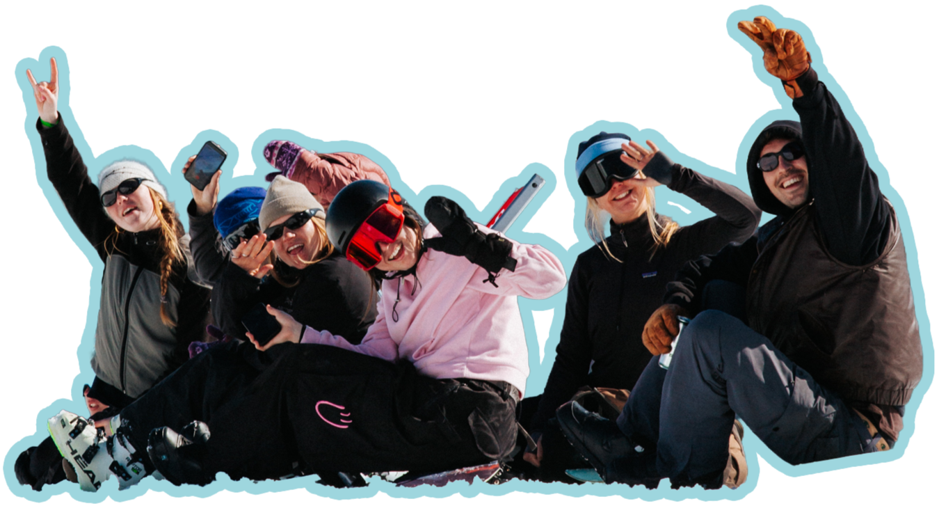 En gruppe af seks mennesker på ski, der poserer og smiler i sneen, med skiudstyr og bright tøj.
