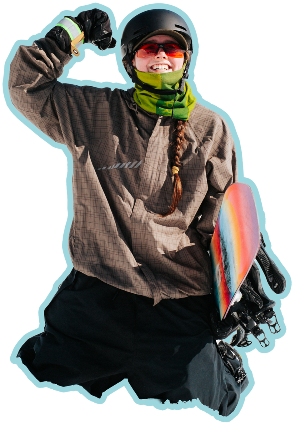 En person klædt i snowboardudstyr, inklusive hjelm, solbriller, halsedisse, jakke, med snowboard i hånden, smilende.