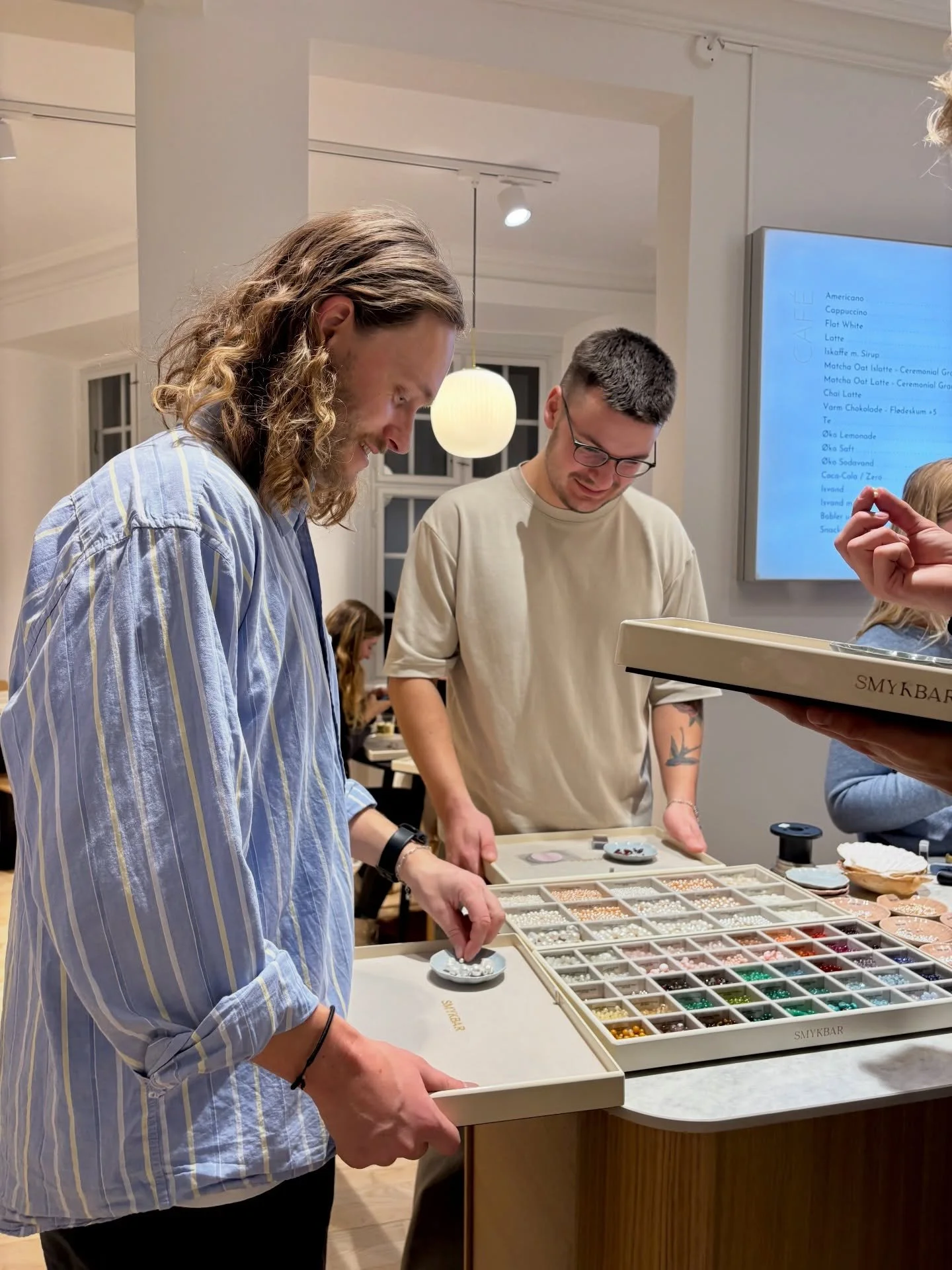 Two hot chocolate and a handful of gemstones, please ✨✨✨ The best vibes these days - lots of Christmas gifts being made, BFF necklaces, little ones visiting with grandparents 🩷🎄

Our prices starts from 159 DKK / 269 NOK / 21,90 EUR &lt;3 see you so