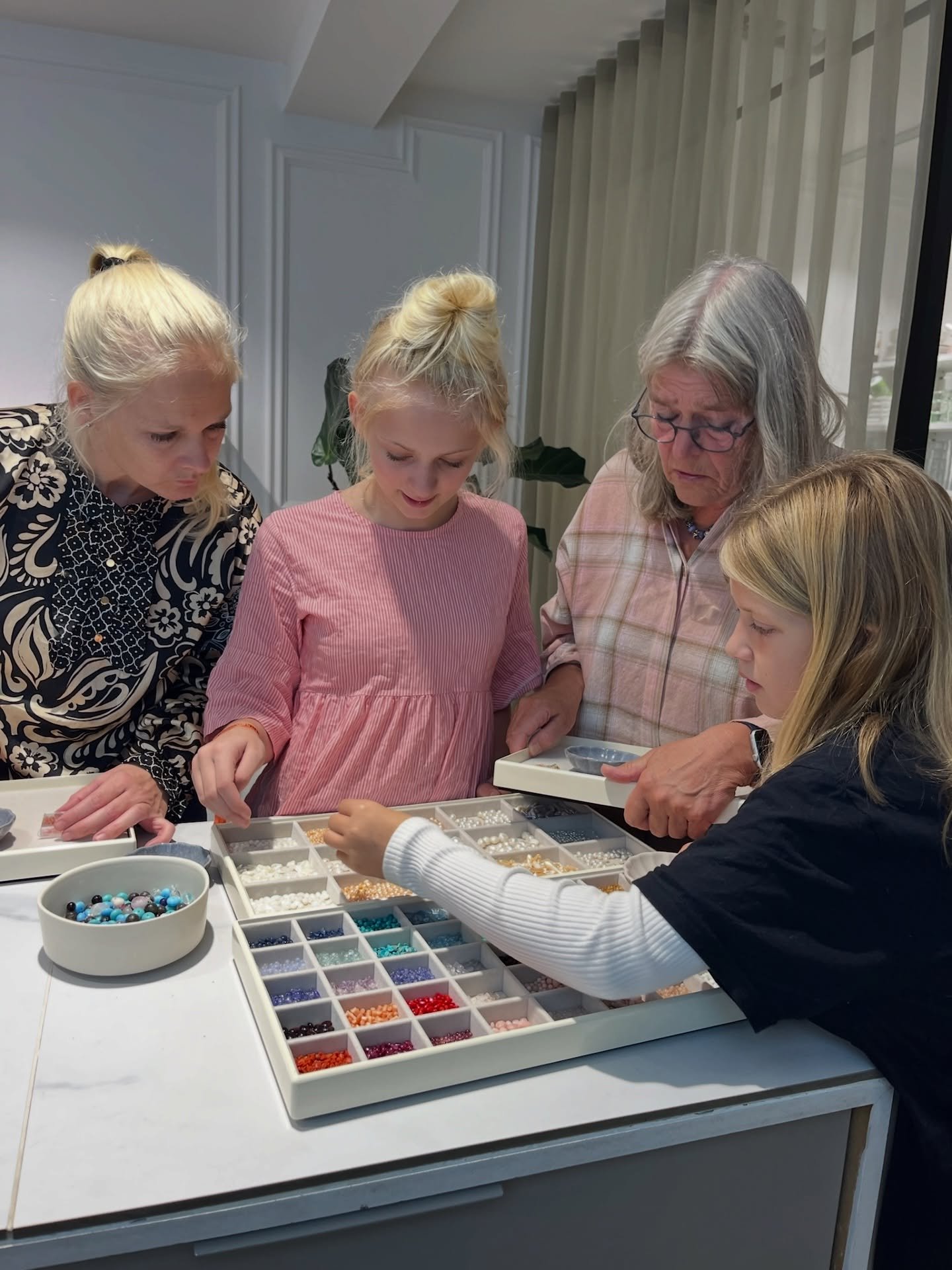 Weekend activity: pearls, hot chocolate and small talking 💫🩷 see you today or next week? 📿

#smykbar #smykkecaf&eacute; #diysmykker #whattodoincopenhagen #pearljewelry s