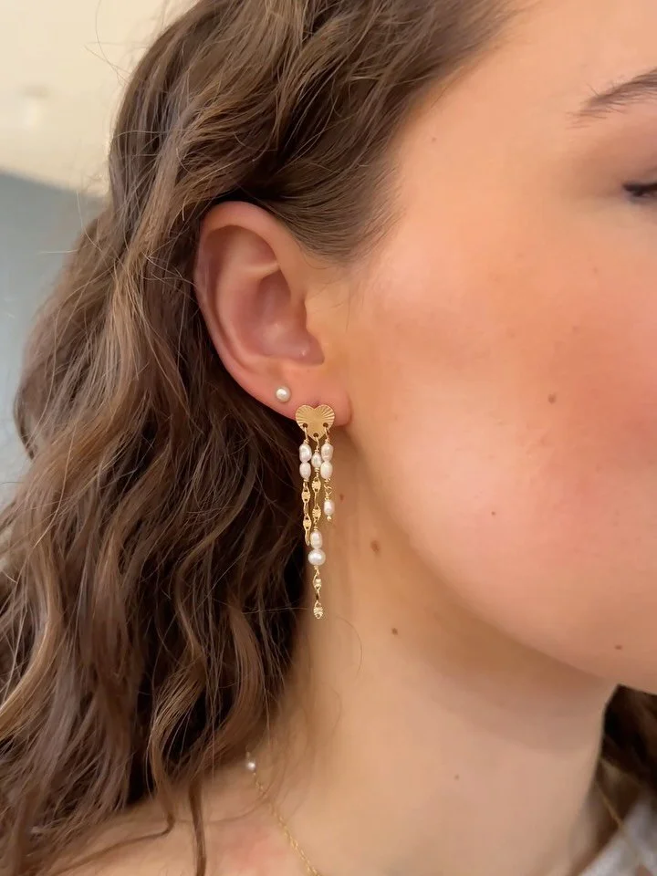 New earrings at SMYKBAR!! Hearts and moons🌛✨ Are you more 🌛 or 🩷?

Both comes in solid sterling silver or 24k gold plated 🤍
See you this weekend? 

#smykbar #weekendplans #whattodothisweekend #smykkecaf&eacute; #whattodoincopenhagen