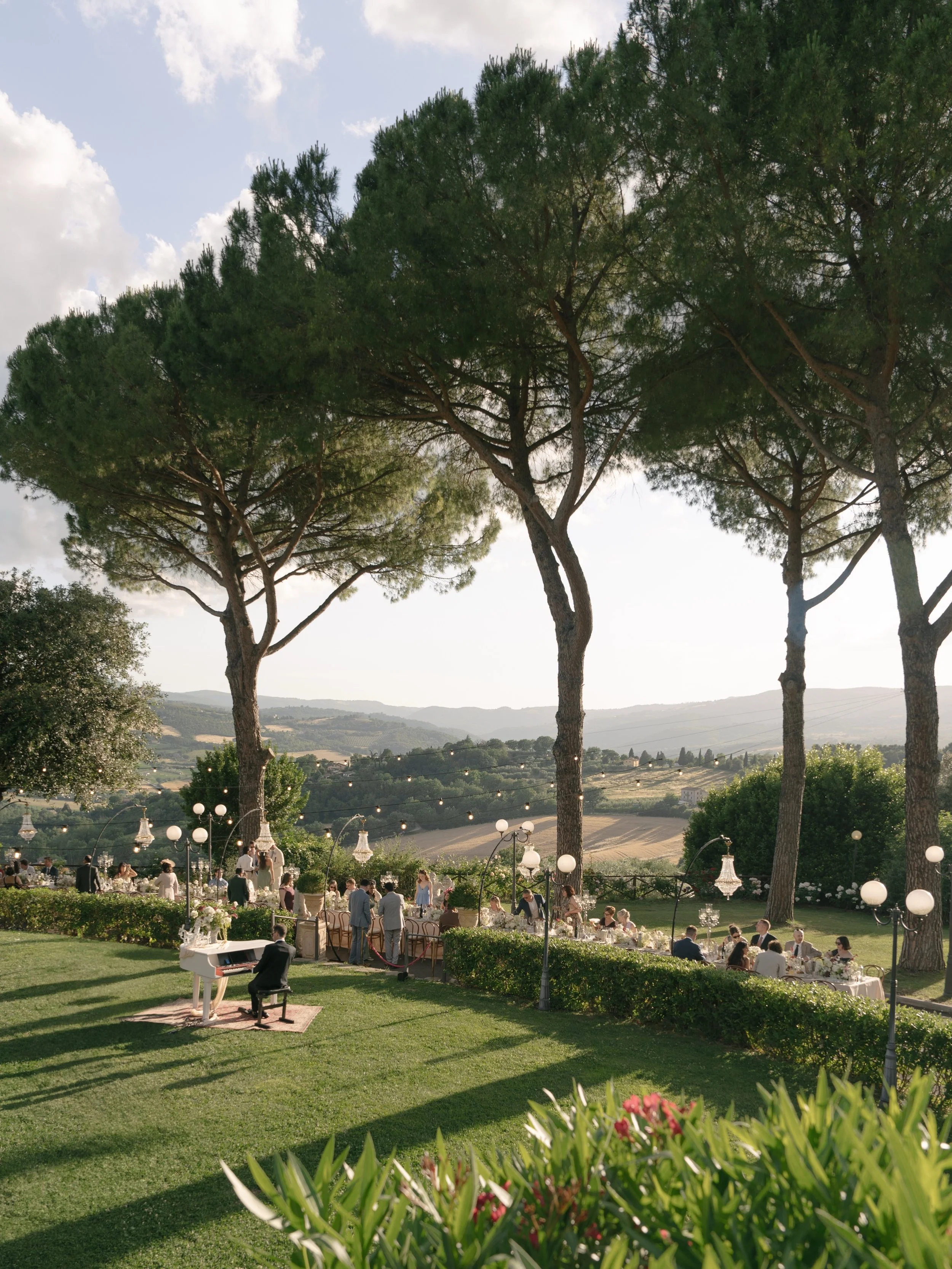 A weekend nestled in the sun soaked hills of Umbria, Italy for Jo &amp; Emmett&rsquo;s gorgeous wedding celebrations. 

Here&rsquo;s a glimpse at how it all felt&hellip; 

Photography @clairecoulthard.photo
Venue @monasterosantamargherita
Wedding pla