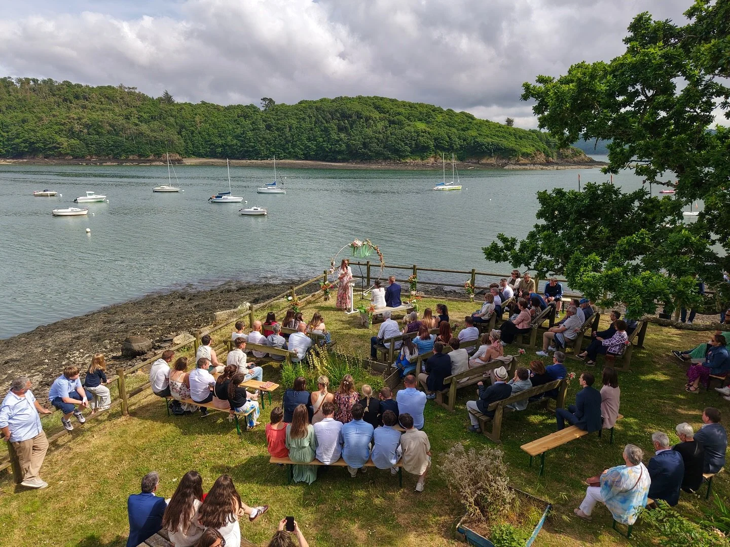 ✨ Retour en images sur l&rsquo;un des premiers mariages capt&eacute;s par Elysian views ✨
Un moment rempli d&rsquo;amour et d&rsquo;&eacute;motion aux c&ocirc;t&eacute;s de Karine &amp; Yvan, immortalis&eacute; depuis les airs 💍🚁

Chaque image raco
