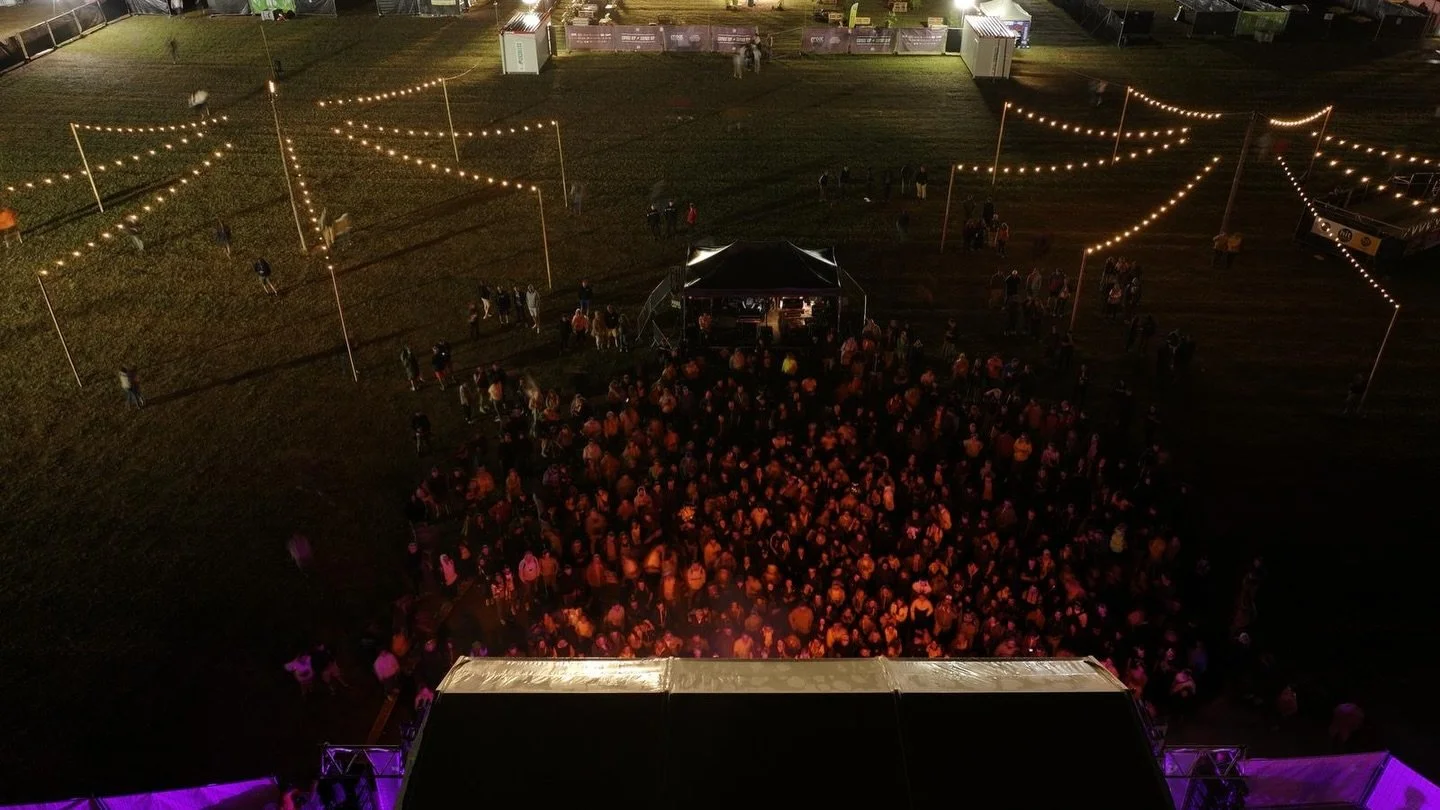 La sc&egrave;ne du festival belles &eacute;toiles captur&eacute;e depuis le ciel 💫 

#festival #evenement #musique #drone #dronephoto #elysianviews #bretagne #rennes #festivalbelles&eacute;toiles #dronefly