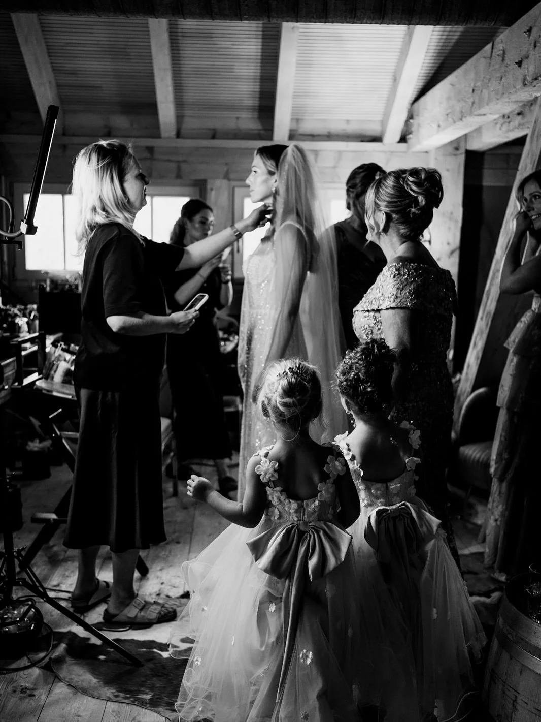 Anzeige || Der Moment, wenn das Outfit angezogen ist, die finalen Handgriffe und der Schleier eingesetzt werden, sind immer ganz besonders und sorgen f&uuml;r den &ldquo;Wow&rdquo;-Effekt beim Getting Ready. 
Ein bisschen Hektik ist dabei ganz normal