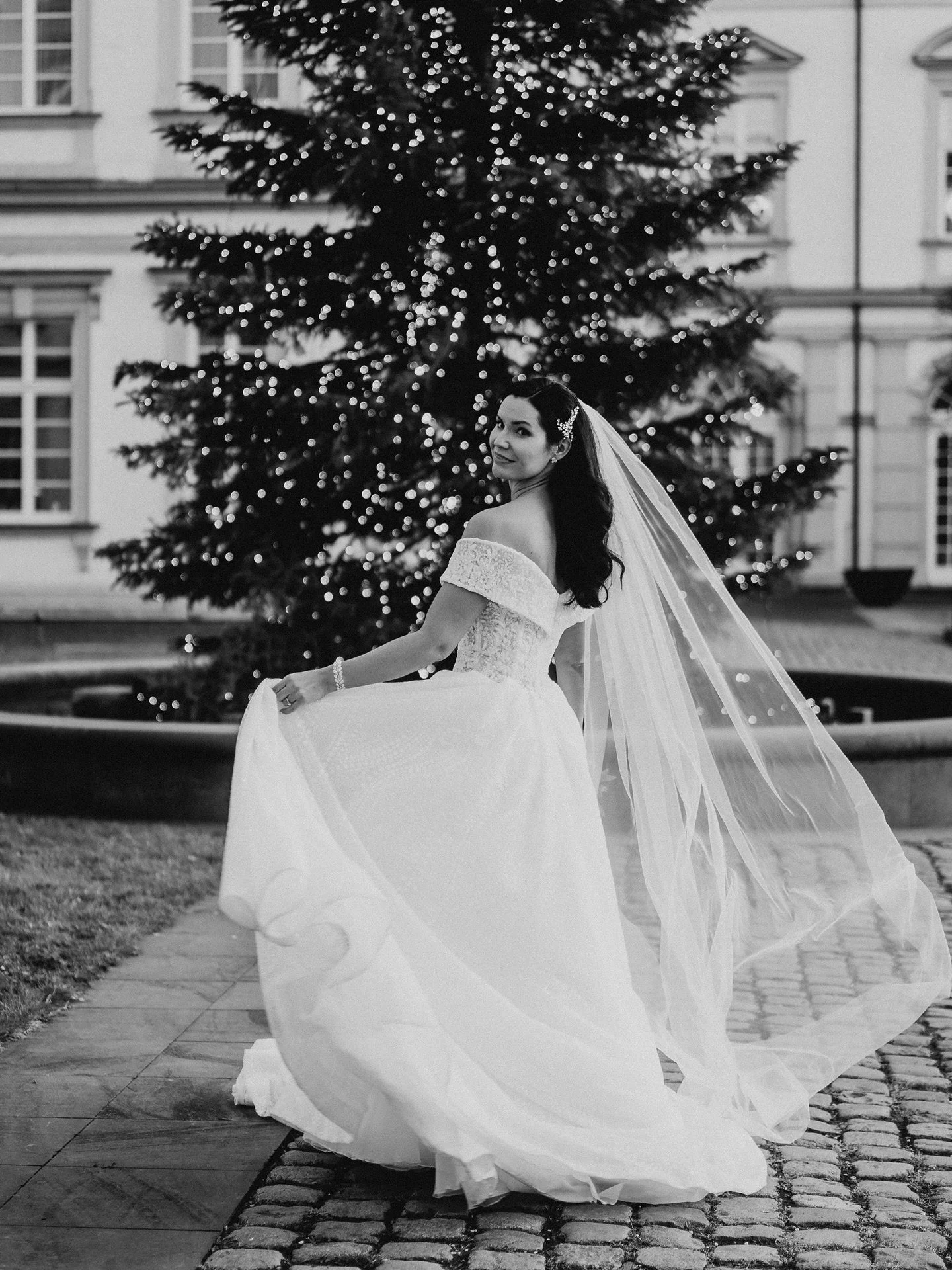 Anzeige || Merry Christmas to you &amp; your loved ones! ✨🎄

Concept&amp;Planning: @glanzmomente.weddings 
Photo: @fraukunde 
Cakes: @pennycakeskoeln 
Hair&amp;Makeup: @maria_overath_weddings 
Location: @schlossbensberg 
Real Bride: @christie_ceee 
