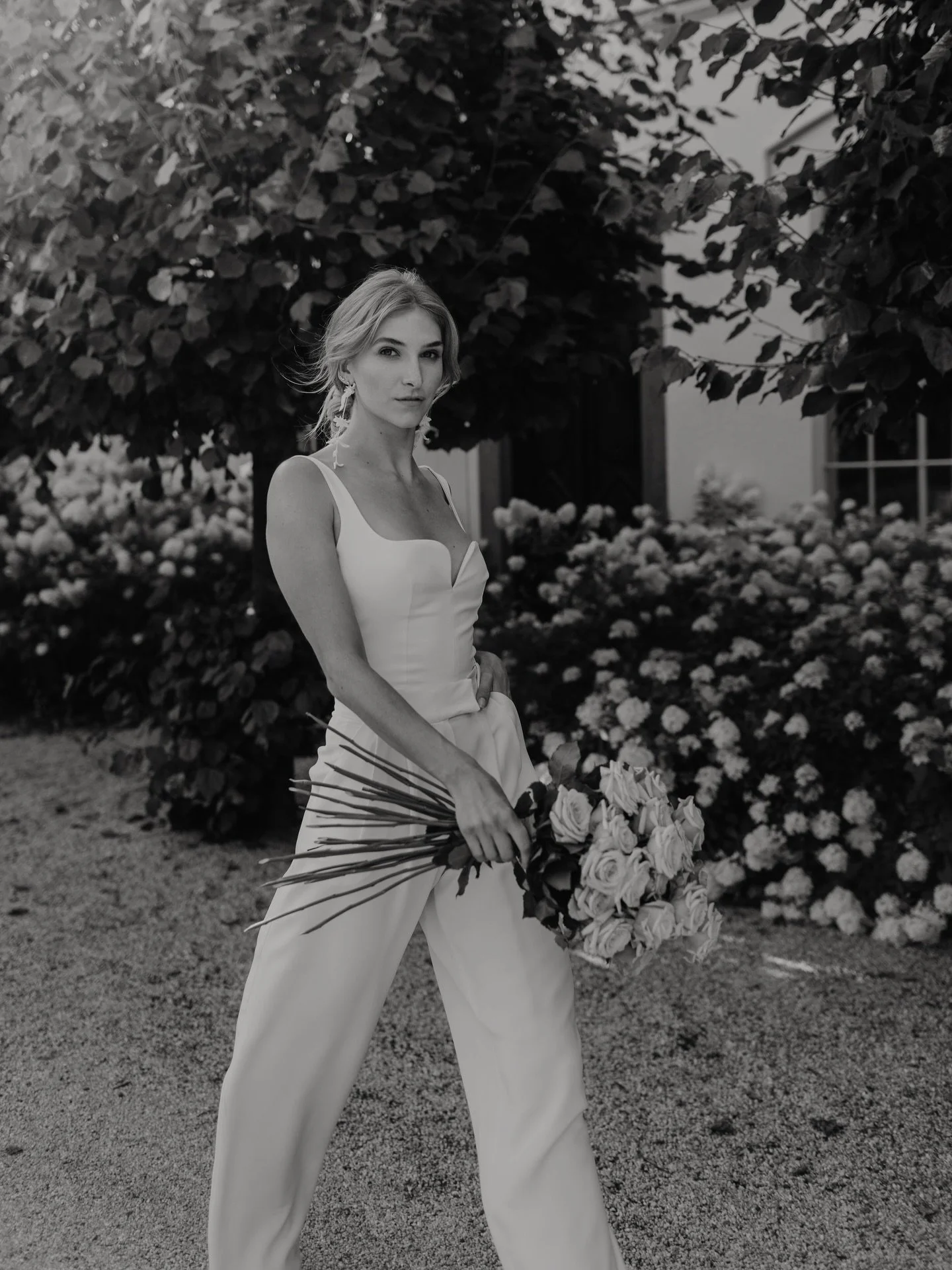 Anzeige || A relaxed, clean look and a confident attitude are exactly the style for 2026 brides 🫰🏻

Photo: @leonie_rosendahl 
Dress&amp;Styling: @annikamaria_official 
Concept&amp;Planning: @tatianadeweber.weddingandevent 
Model: @anikateller 
Hair