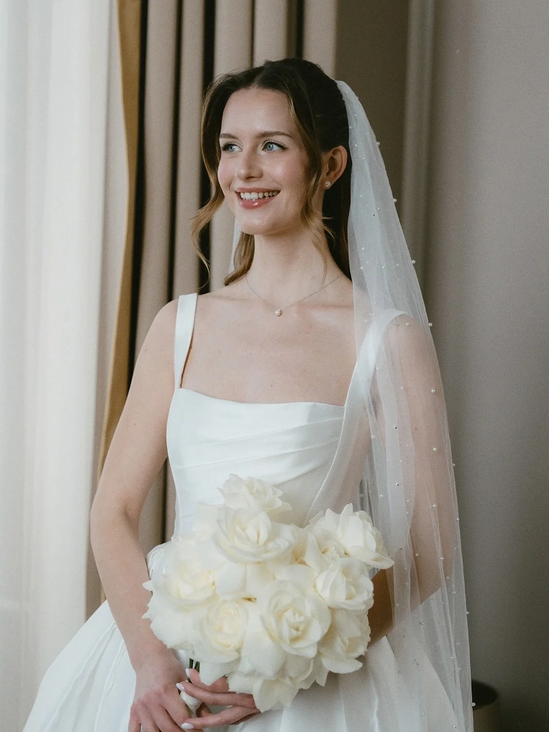 Anzeige || beautiful bride @sarahdavisgoedde for her dreamy castle wedding 🩷

Concept&amp;Planning: @tatianadeweber.weddingandevent
Photo&amp;Videography: @kreativwedding 
Flowers: @event_floristik_barion
Decoration: @beunique_eventandwedding
Hair&a