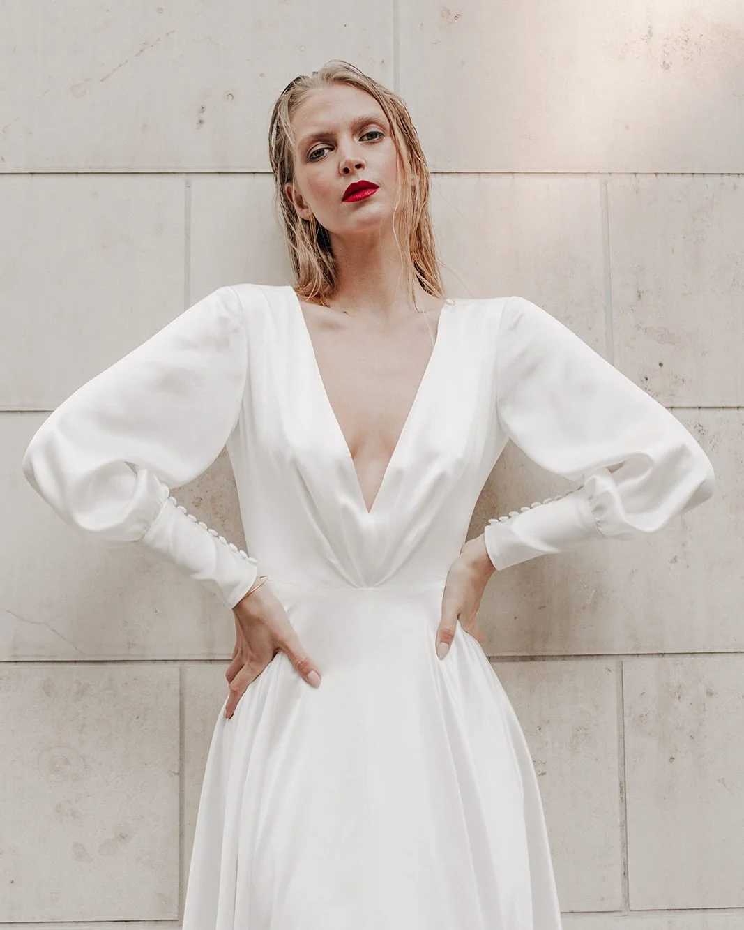 Anzeige || 

Gracefully undone, perfectly curated. Bridal minimalism with maximum impact. 🤏🏻

Photo&amp;Postproduction: @flora_and_grace
Dress: @micheleweiten
Planning&amp;ArtDirection: @kimdahlem_events Hair&amp;Makeup: @maria_overath_weddings
Flo
