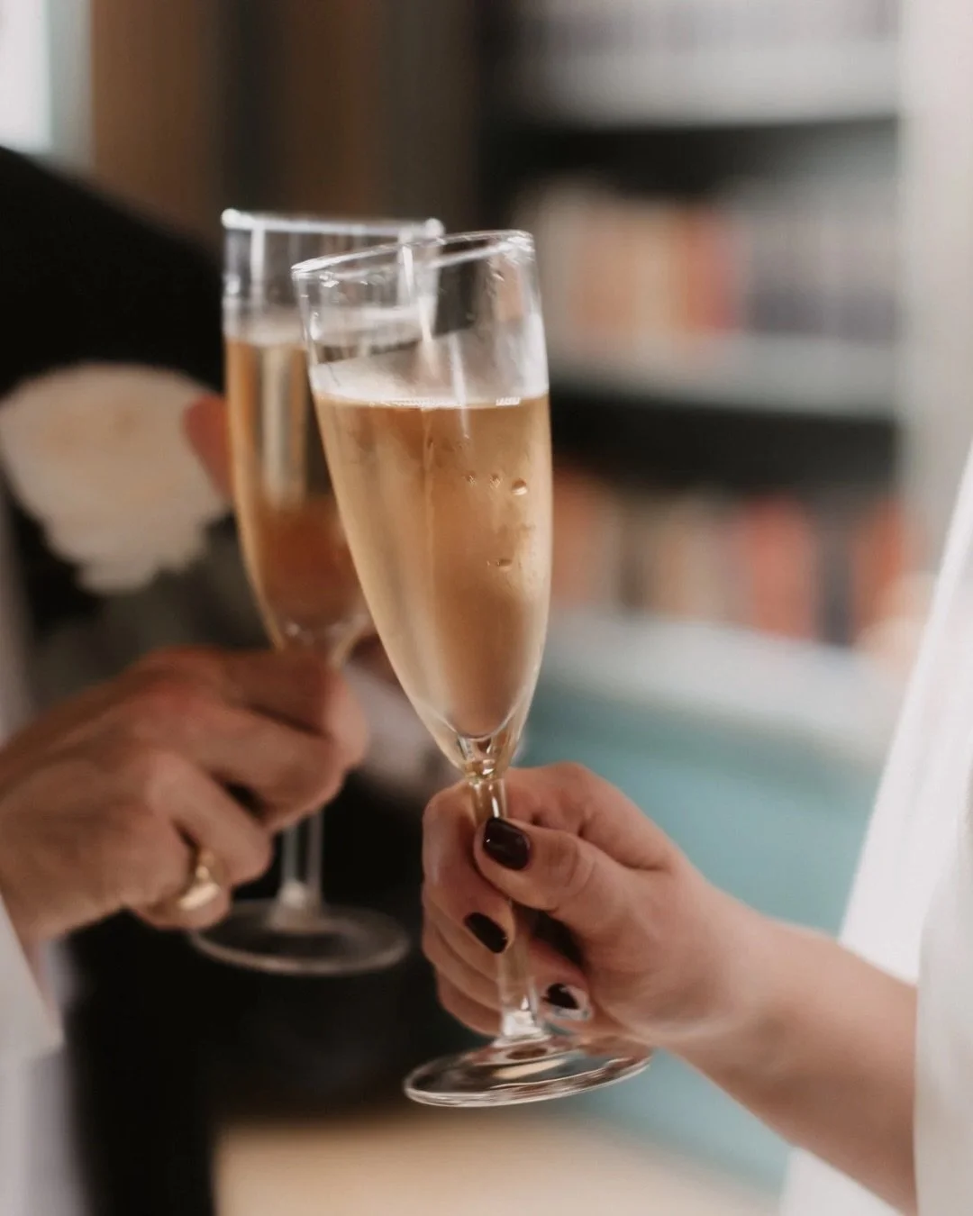 A beautiful wedding is one thing.
An immersive experience is something else entirely.

The welcome drink that sets the tone.
Live music that fills the space.
A guest book that becomes part of the memory.

It&rsquo;s the details between the big moment