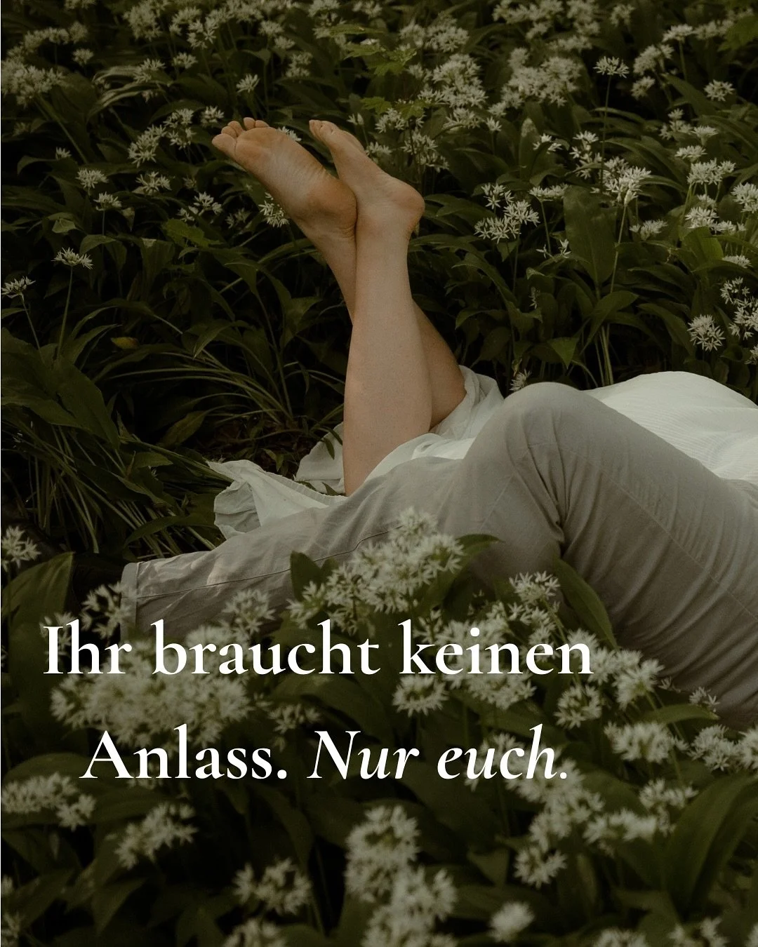 Muss man etwas feiern, um sich als Paar fotografieren zu lassen?
Ich finde: nein.

Ihr seid nicht &bdquo;das Paar f&uuml;r ein Event&ldquo;.
Ihr seid ein Paar &ndash; jeden Tag.
Zwischen Alltag und Abenteuer, zwischen Lachen und leiser N&auml;he. Und