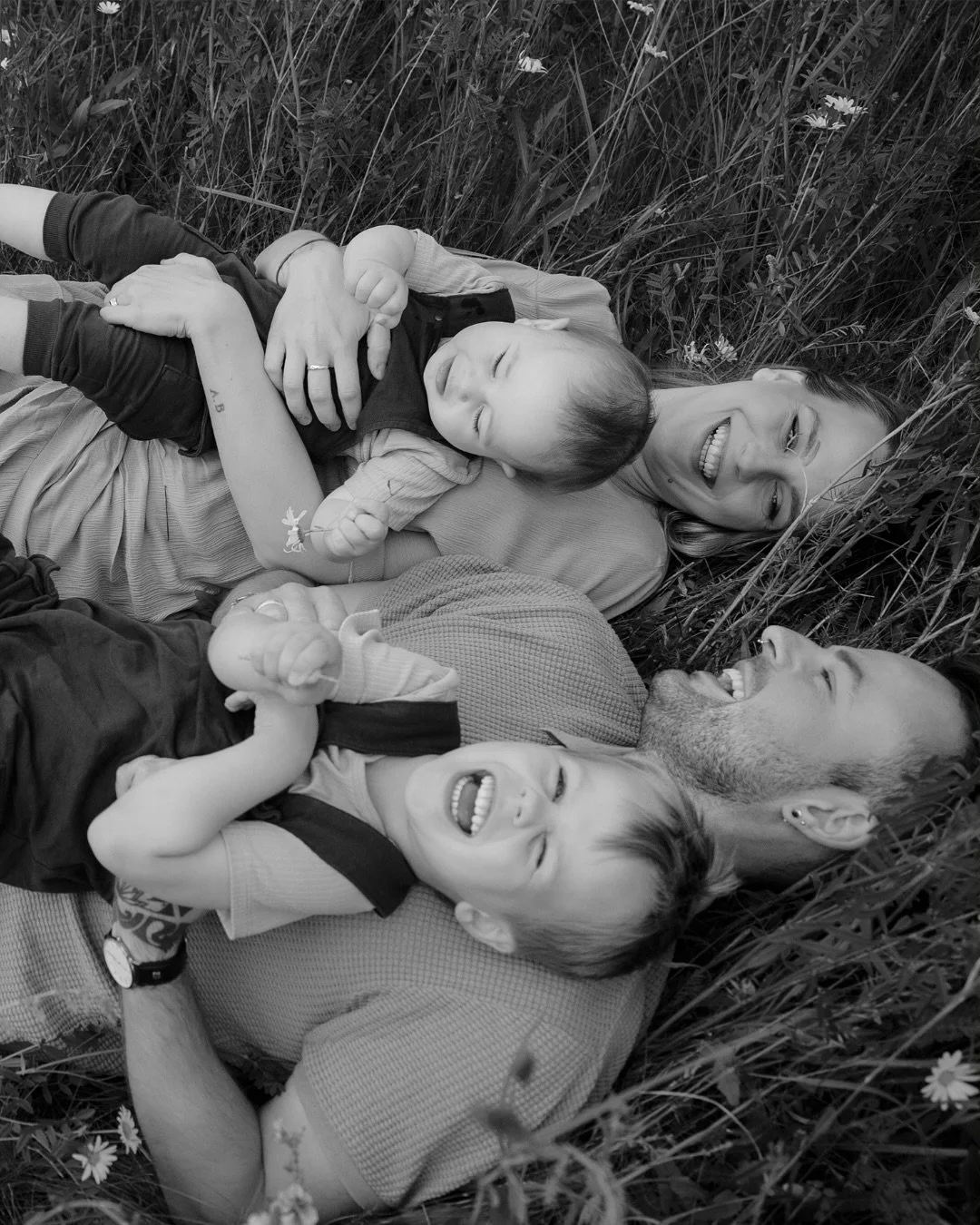 Familienshootings d&uuml;rfen sich leicht anf&uuml;hlen. ✨

Es darf sich anf&uuml;hlen wie:
Barfu&szlig; im Gras.
Kinderlachen zwischen G&auml;nsebl&uuml;mchen.
Einatmen, Ausatmen.
Zusammensein. 🧘&zwj;♀️

Kein &bdquo;bitte jetzt in die Kamera l&auml