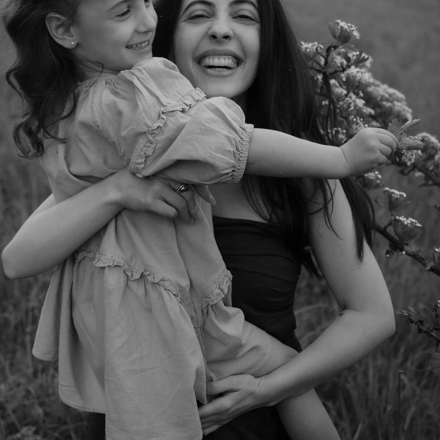 Ich sehe in fast jeder Familiensession diesen einen Moment: wenn alles kurz still wird und ein Kind sich einfach in die Arme seiner Mama lehnt. 🧑&zwj;🧒

Genau solche Augenblicke zeigen, wie wichtig echte N&auml;he f&uuml;r Familienfotos ist. Ungepl