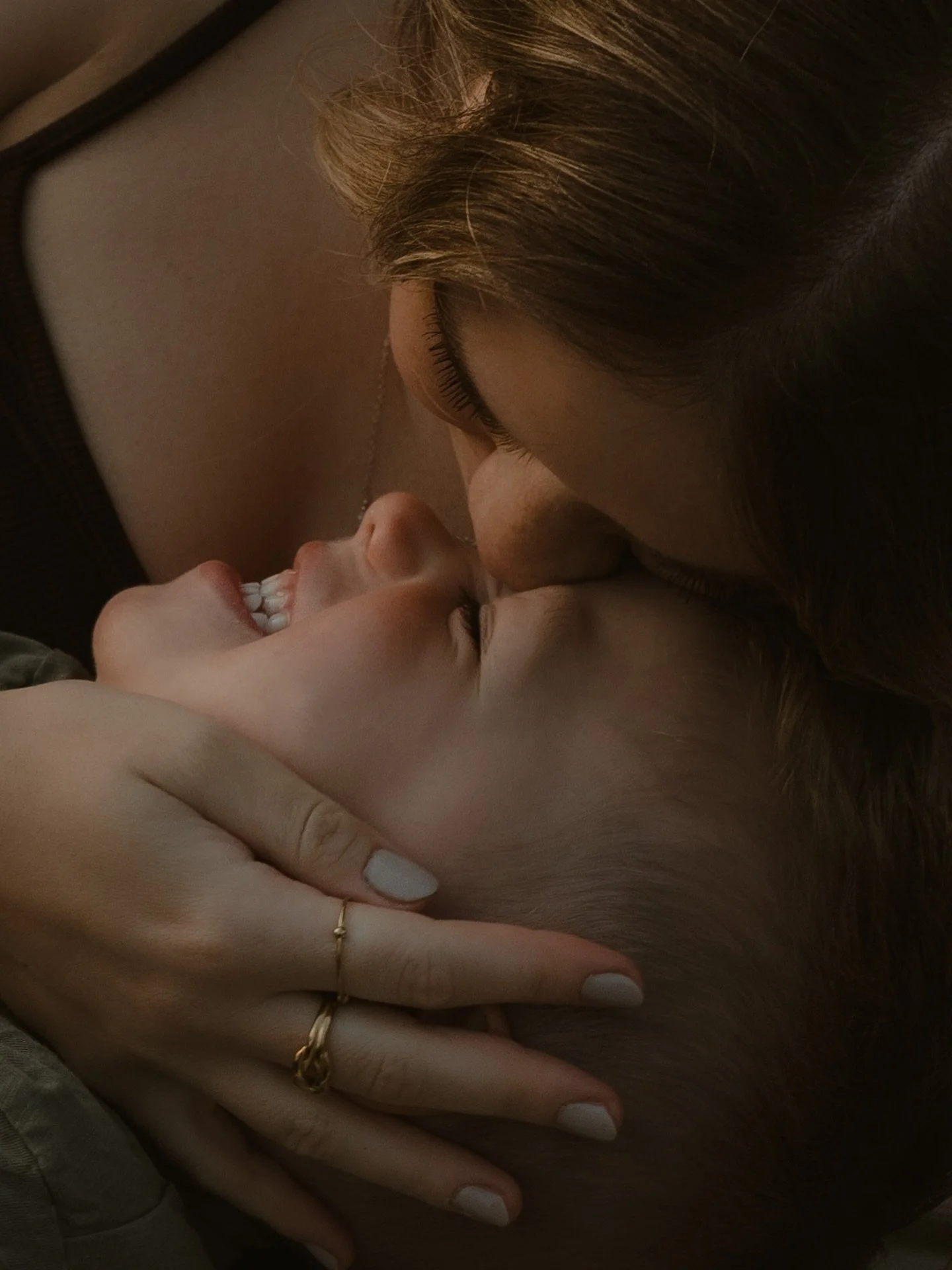 Meiner Meinung nach geh&ouml;rt das Band zwischen einer Mutter und ihrem Kind zu den st&auml;rksten Verbindungen, die es gibt.

Es zeigt sich in diesen kleinen, fast unscheinbaren Momenten:
einer Hand, die ganz automatisch h&auml;lt,
einem Blick, der