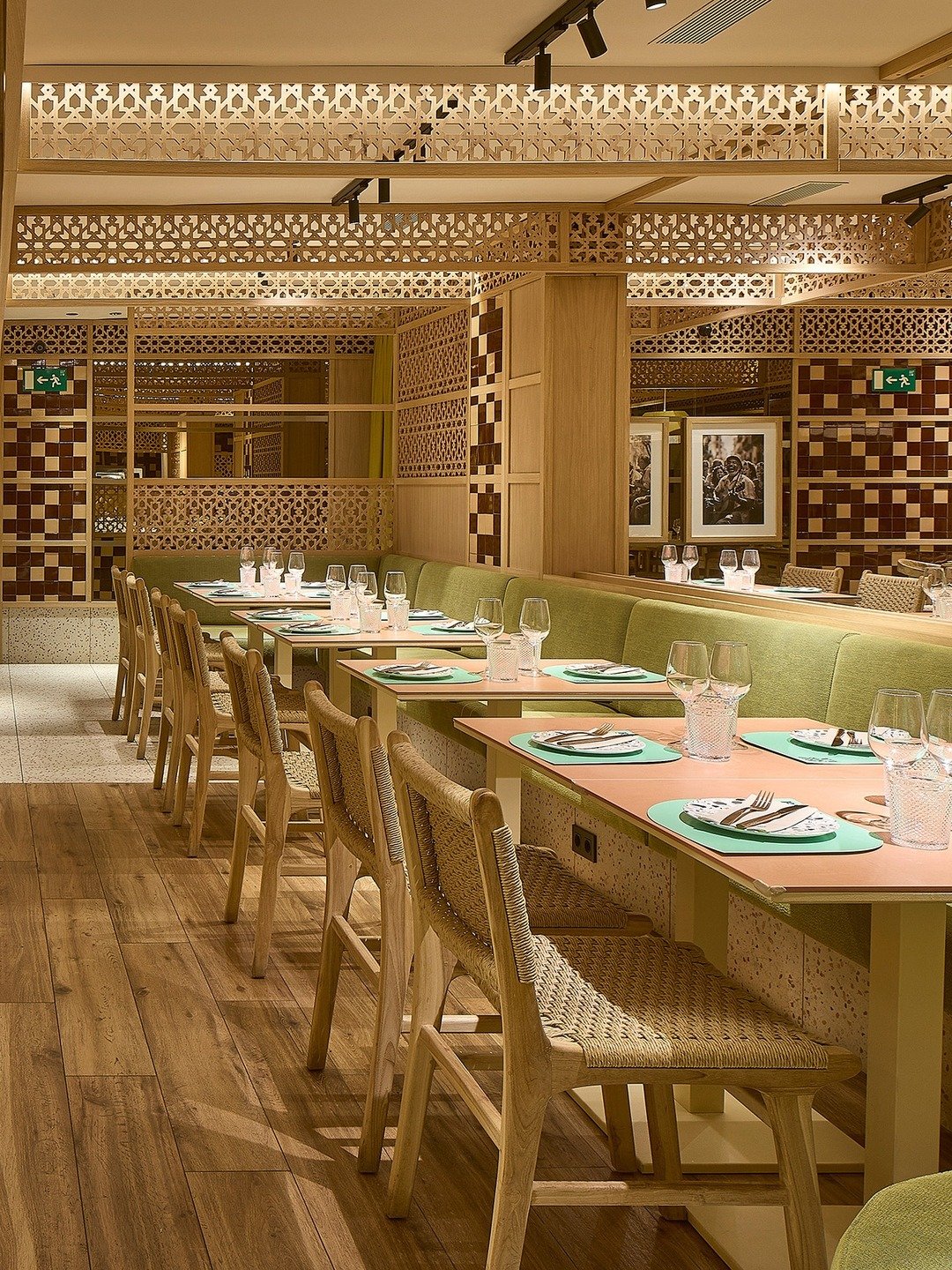 The project #Rumbla starts from the need to develop from scratch, the entire restaurant concept, including the corporate image, the whole dining experience and the aesthetic proposal for the interior design of a restaurant that must have its own pers