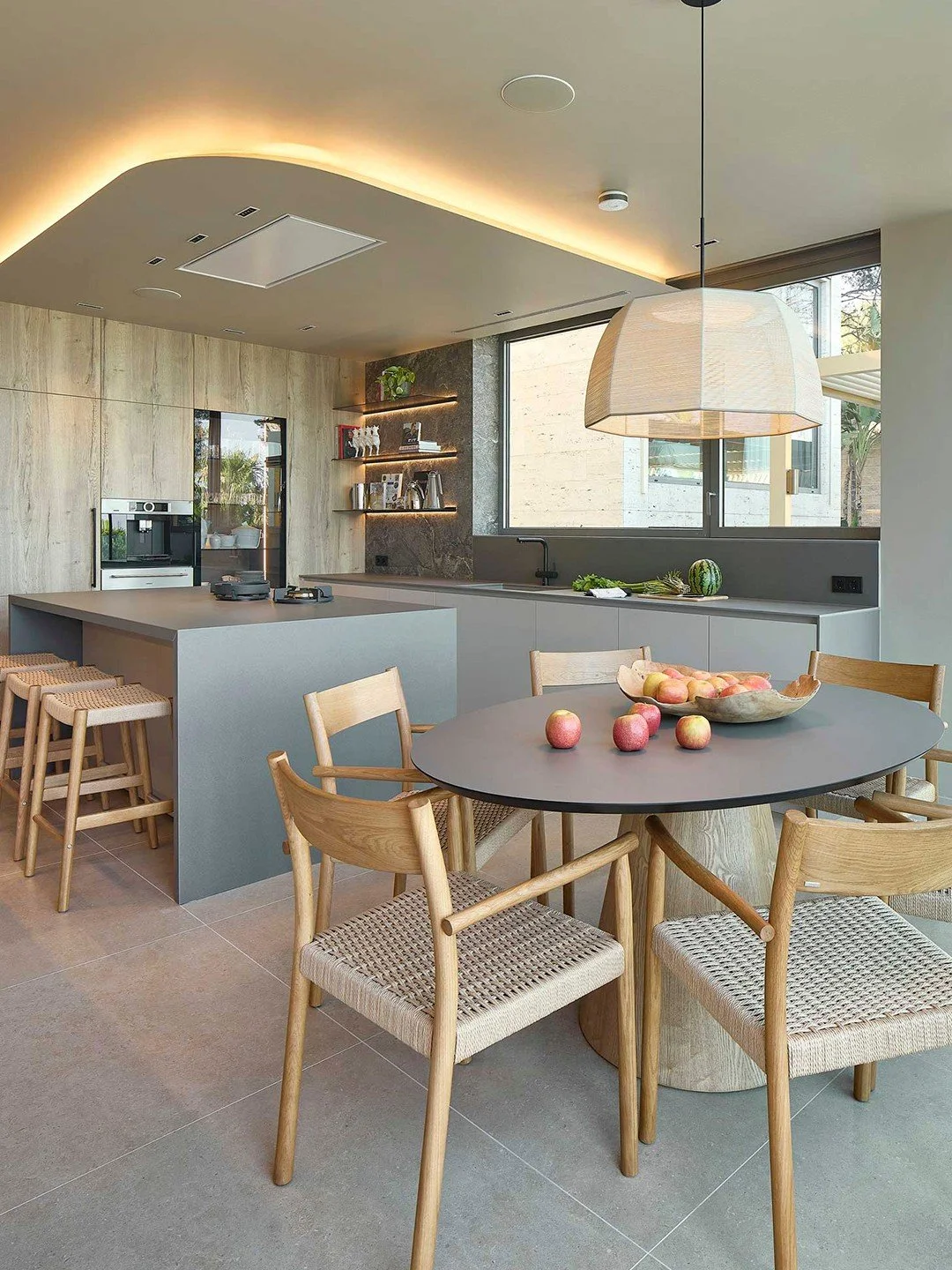 A kitchen with a Mediterranean soul.

Functionality, aesthetics, and a seamless connection to the outdoors: the kitchen of Salou House is a space where everything comes together in perfect balance.

From the breakfast nook to the daily dining table, 
