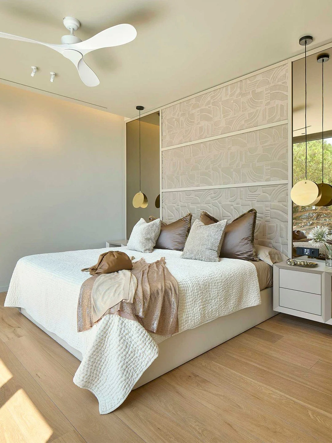 A private beachfront retreat.

In the #SalouHouse project suite, design and functionality are in perfect balance. The bedroom with floor-to-ceiling windows floods the room with light and connects to the Mediterranean. 

Meanwhile, the open private dr