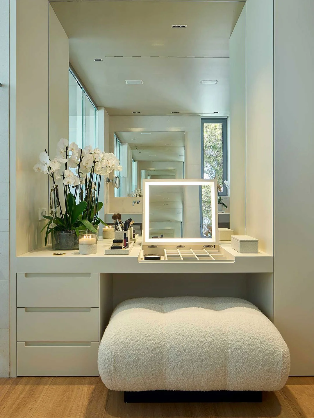 A corner of calm and beauty. 

Sometimes, true luxury lies in the simplest gestures.
The vanity corner in the Salou House suite bathroom adds that personal and sophisticated touch that turns a daily routine into a moment of wellbeing. A bespoke space