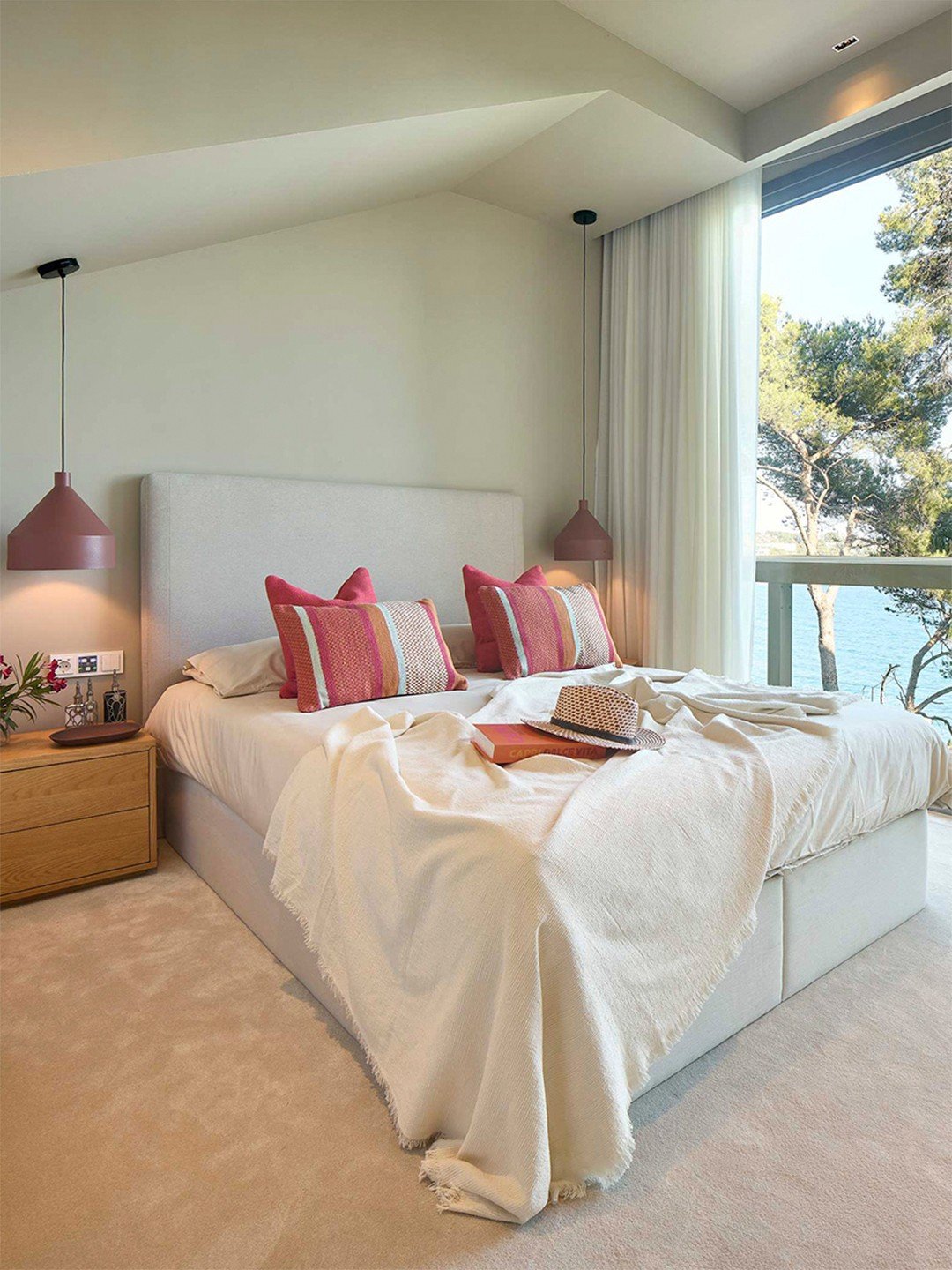 The #SalouHouse project includes an annex building that originally functioned as an independent apartment, which we transformed into two suite-style bedrooms to provide greater comfort for the family.

To achieve this, we closed off the internal stai