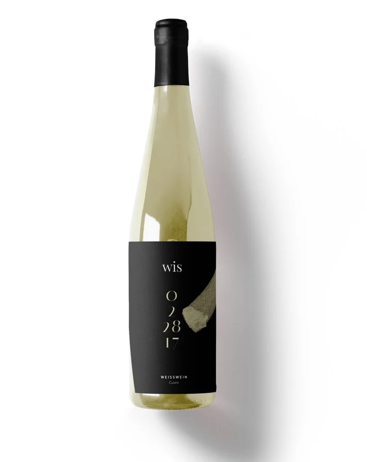 Eine Flasche Weißwein mit dunklem Etikett und schwarzem Korkverschluss vor weißem Hintergrund.