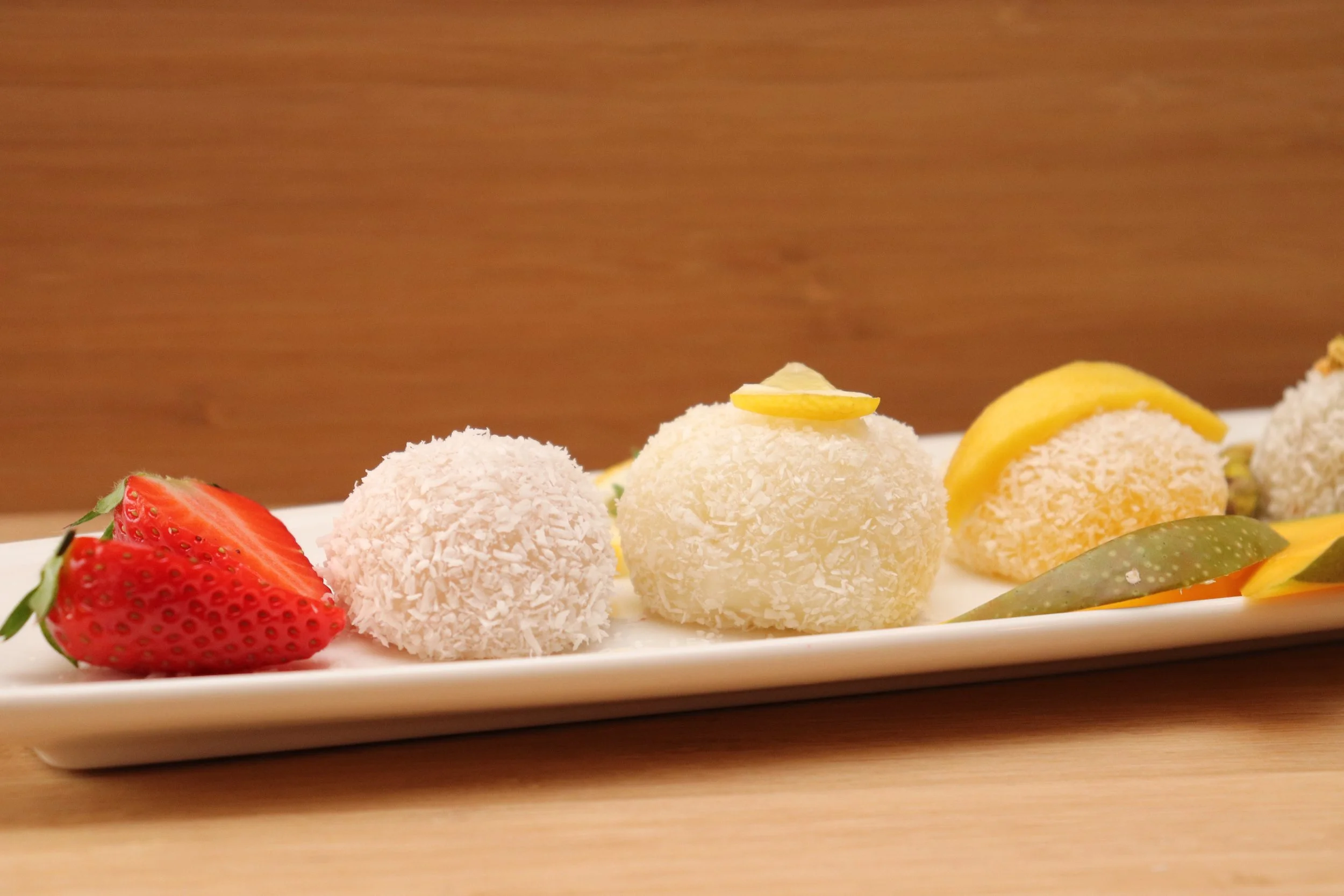 Moschi sind feine Kokosnuss-Bällchen, hergestellt von einem Frankfurter Startup. Mit frischen Zutaten, sanfter Süße und innovativem Geschmack – das Dessert für eine neue Generation.