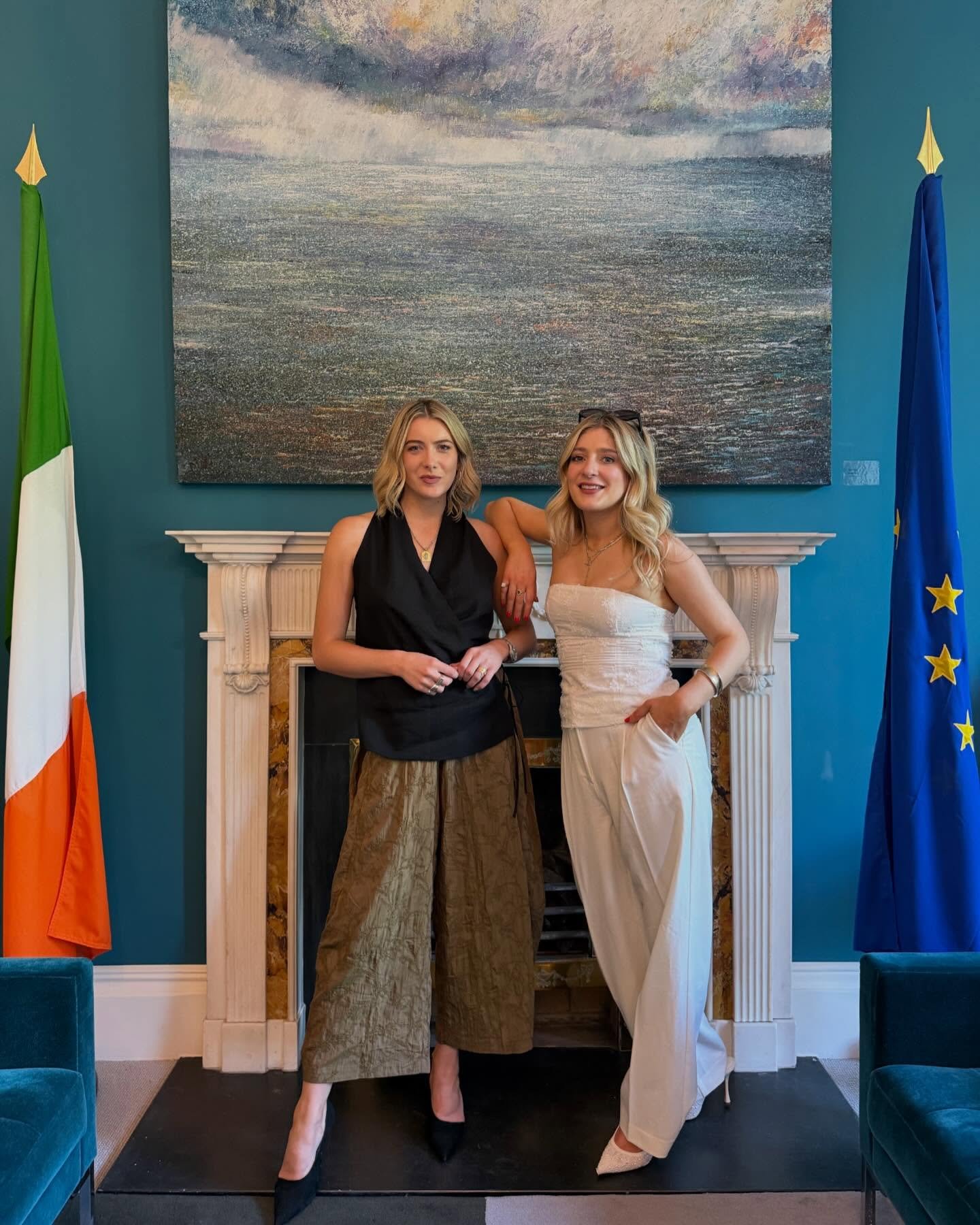 F&iacute;or bhu&iacute;och don gcuireadh &aacute;lainn a bheith in ambas&aacute;id na h&Eacute;ireann anocht i Londain ag d&eacute;anamh se&oacute; speisialta do Le Geala&iacute; 🌙🌙🌙 @irishembassyuk 💚