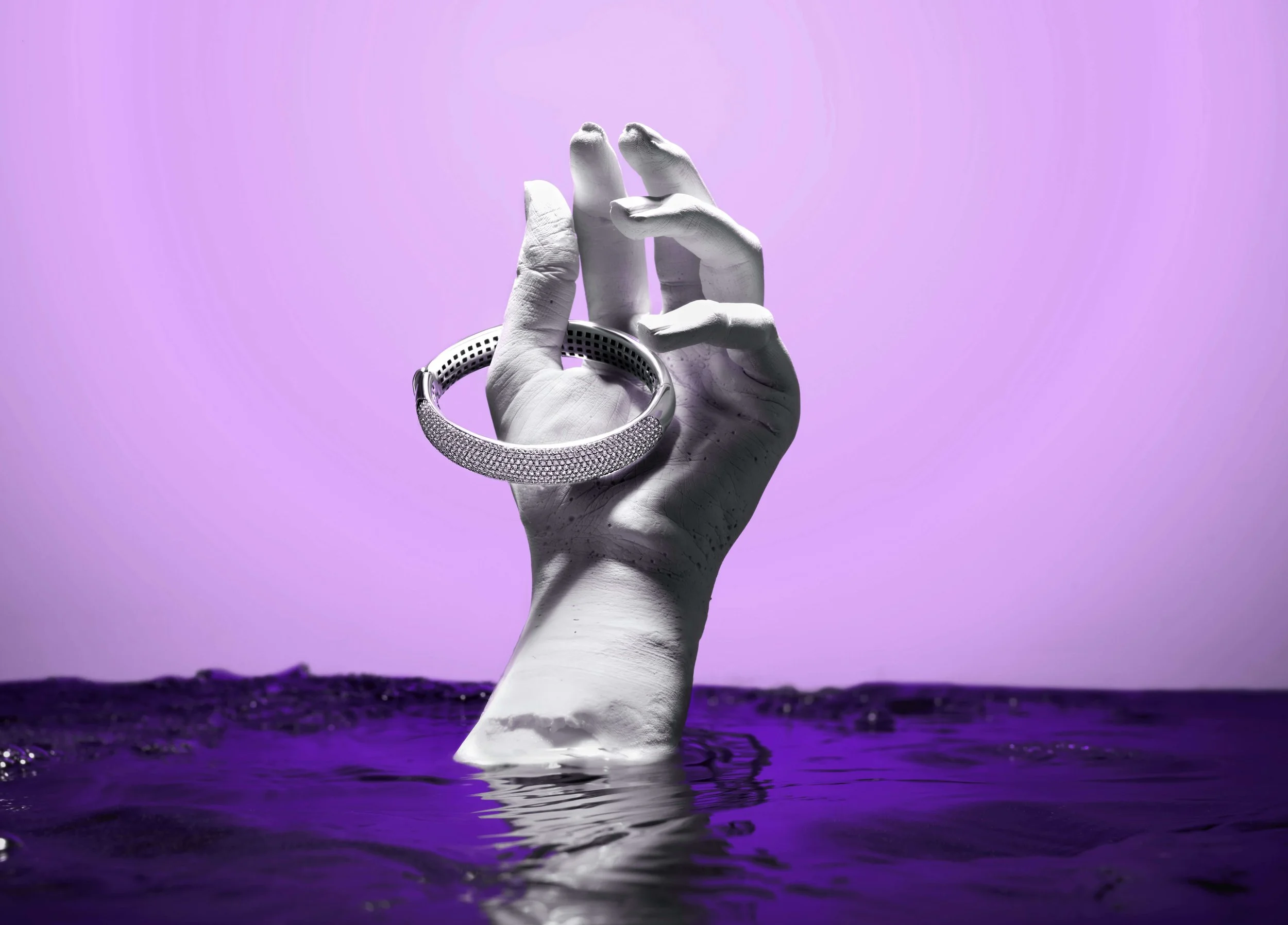 Détail et texture produit en shooting de nature morte assisté par IA