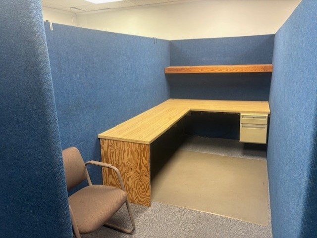Office Suite H-100B is a 925 SqFt space that Features 8 cubicles which can be kept or removed depending on your needs.
It rents for $1,388 per month.