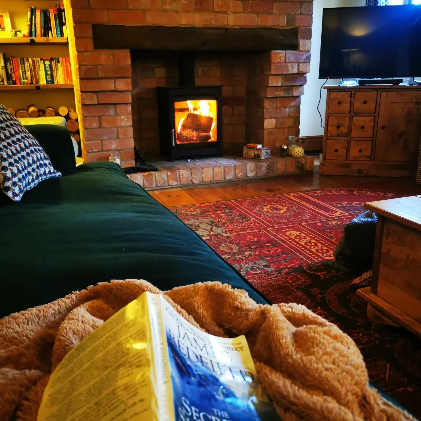 🎄A big thank you for everyone who came out last night for the 3 Kings Parade and Light Switch On.... You kept me busy‼️☕😅

📖🔥Chill day today 😊

#coffee #baristacoffee #coffeestourport #coffeevan #mobilecoffeevan #hotchocolate #mulledwine #bailey