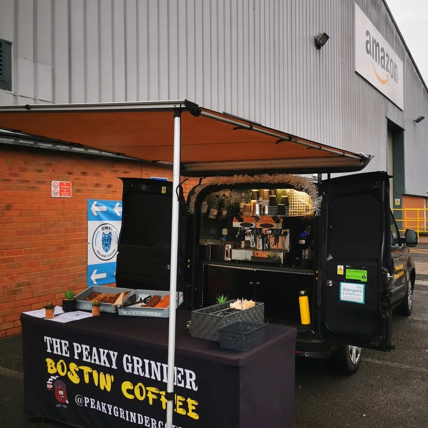☕Back with our lovely chums at #amazonuk

#coffee #baristacoffee #mobilecoffeevan #coffeetruckWorcestershire #coffeevibes #hotchocolate #terryshotchocolateorange #peakygrindercoffee #staffappreciationdays #christmastreat #worcestershire #westmidlands