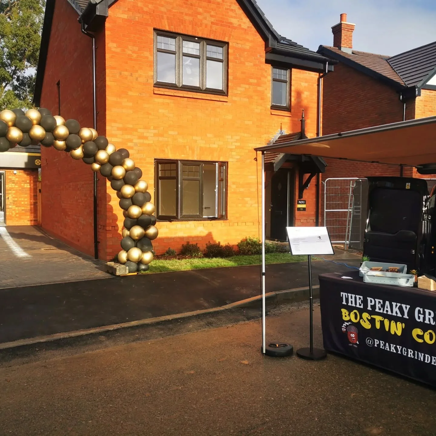 ☕🏡Back working for #owlhomes again at the lovely Stoke Golding

#baristacoffee #peakygrindercoffee #corporatecatering #leicestershire