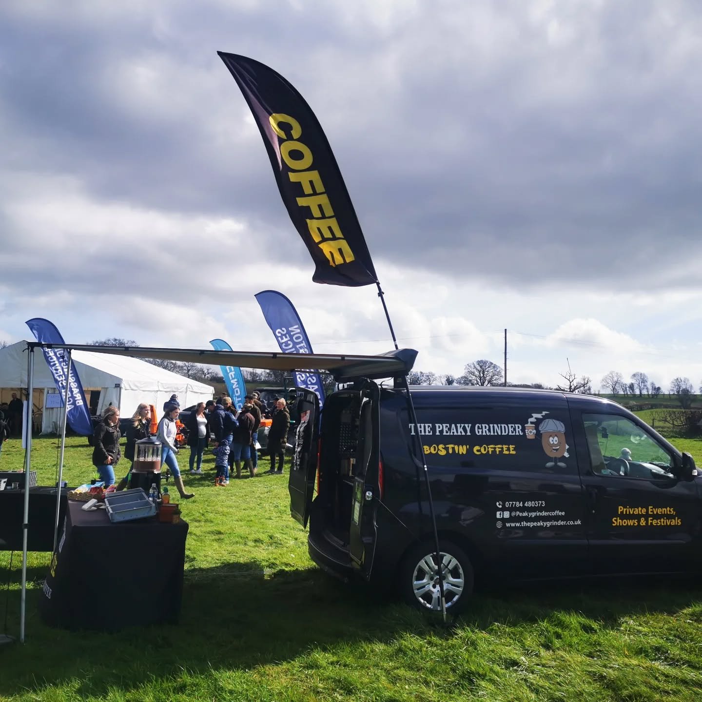 🐎☕ #horses and #peakygrindercoffee go so well together

🌿☀️ Great date so far keeping everyone caffinated

#baristacoffee #hotchocolate #homemadecake
