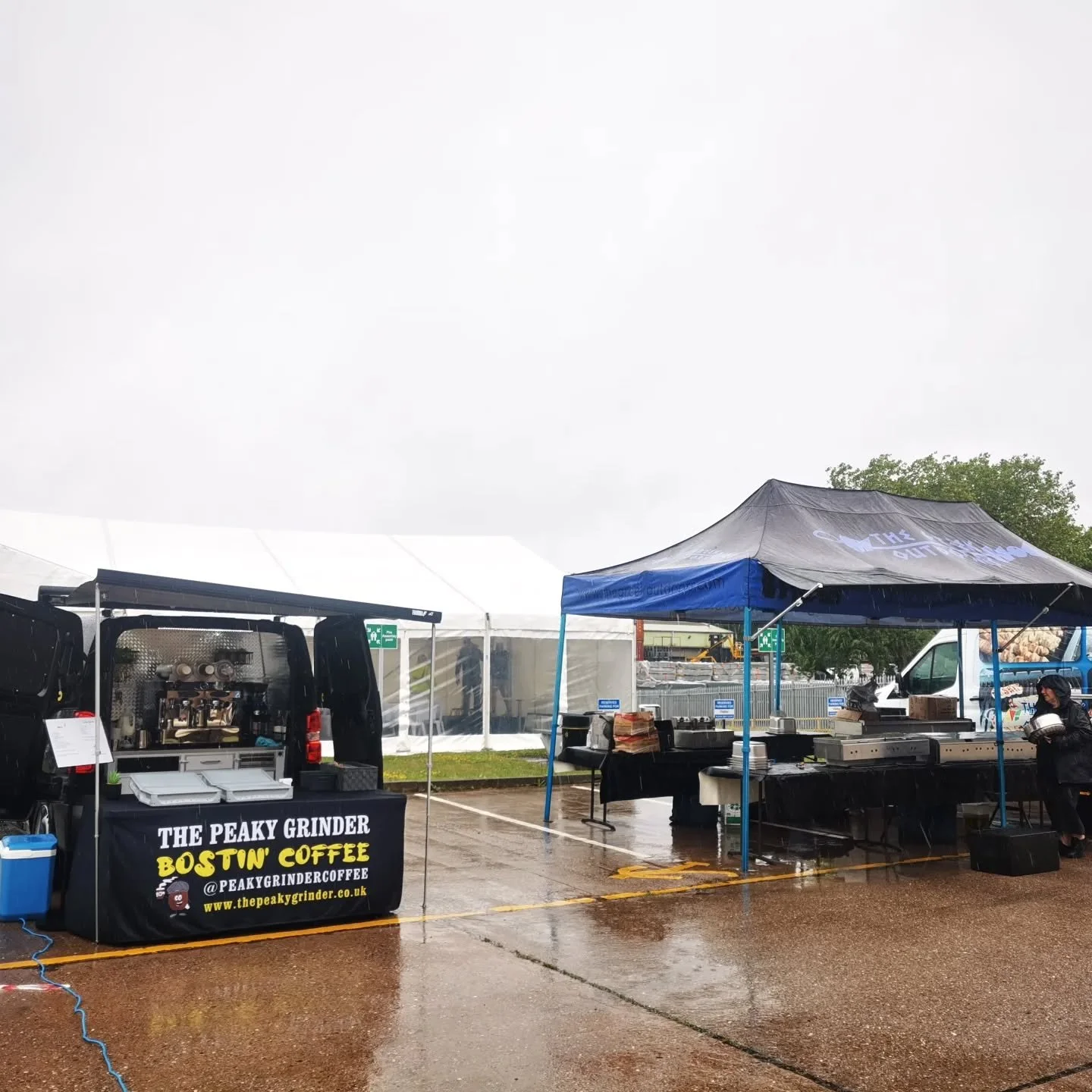 ☔ A soggy day but #peakygrindercoffee and #thegreekoutdoors are keeping everyone fed and watered at #wearehadleyframe in #oldbury ☕🌯