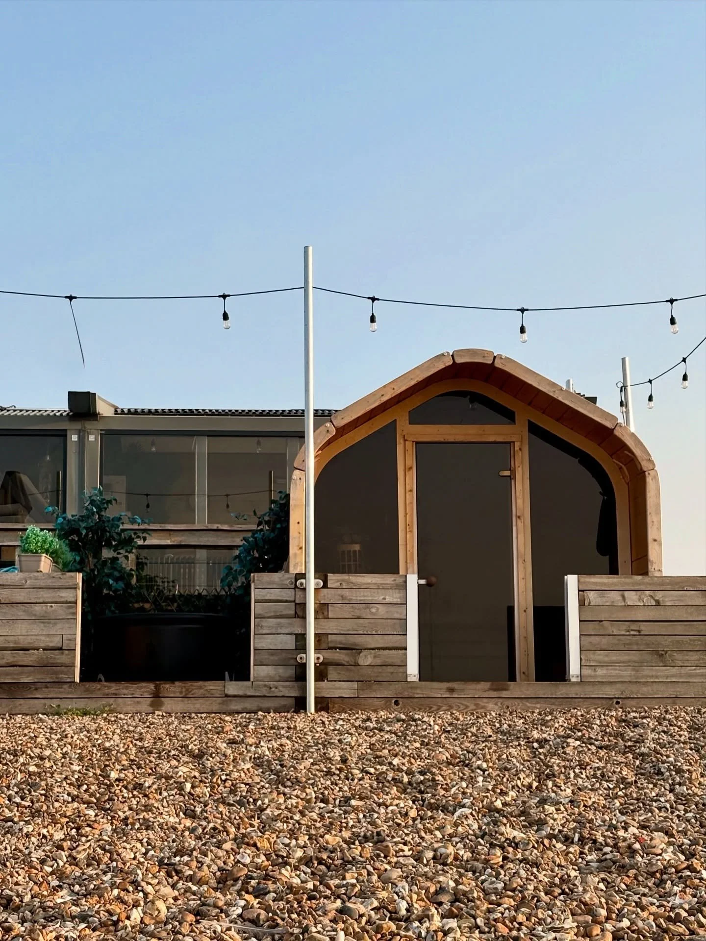 As the season shifts&hellip;we know where to find the hottest seats in Southsea 🔥👀 

#wildsauna #beachsauna #sauna #contrasttherapy #morningroutine