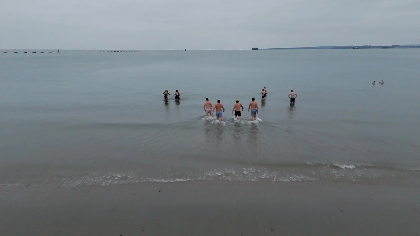 Sea dips bring together such a community in Southsea 💙🌊

📷 @lucyleocreative
