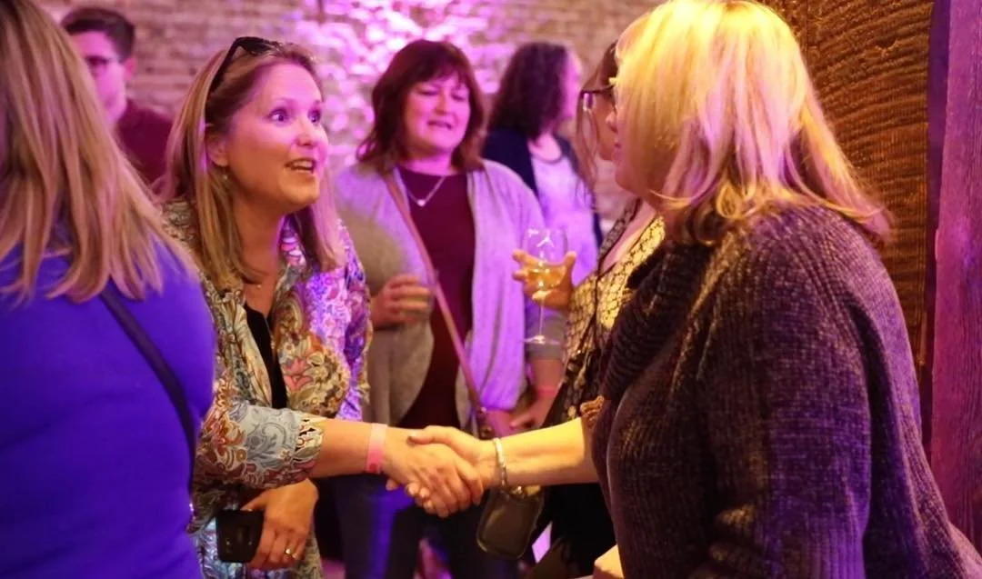 What better way to meet people than Choir Bar? Grab a drink, introduce yourself, and sing your heart out with strangers who quickly become new friends. 🎶💕⠀
.⠀
.⠀
.⠀
#choirbar #choir #bar #sing #singing #singyourheartout #singtogether #socialchoir #