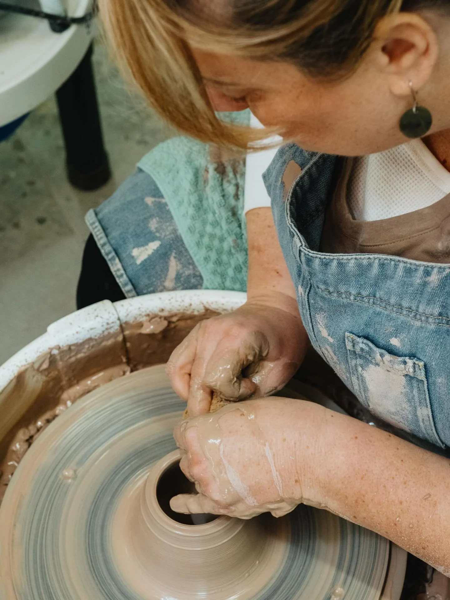 Elbows deep in clay, not propaganda 🌀😎
#mudovermedia (peek my wee little pinky, isn&rsquo;t she cute)