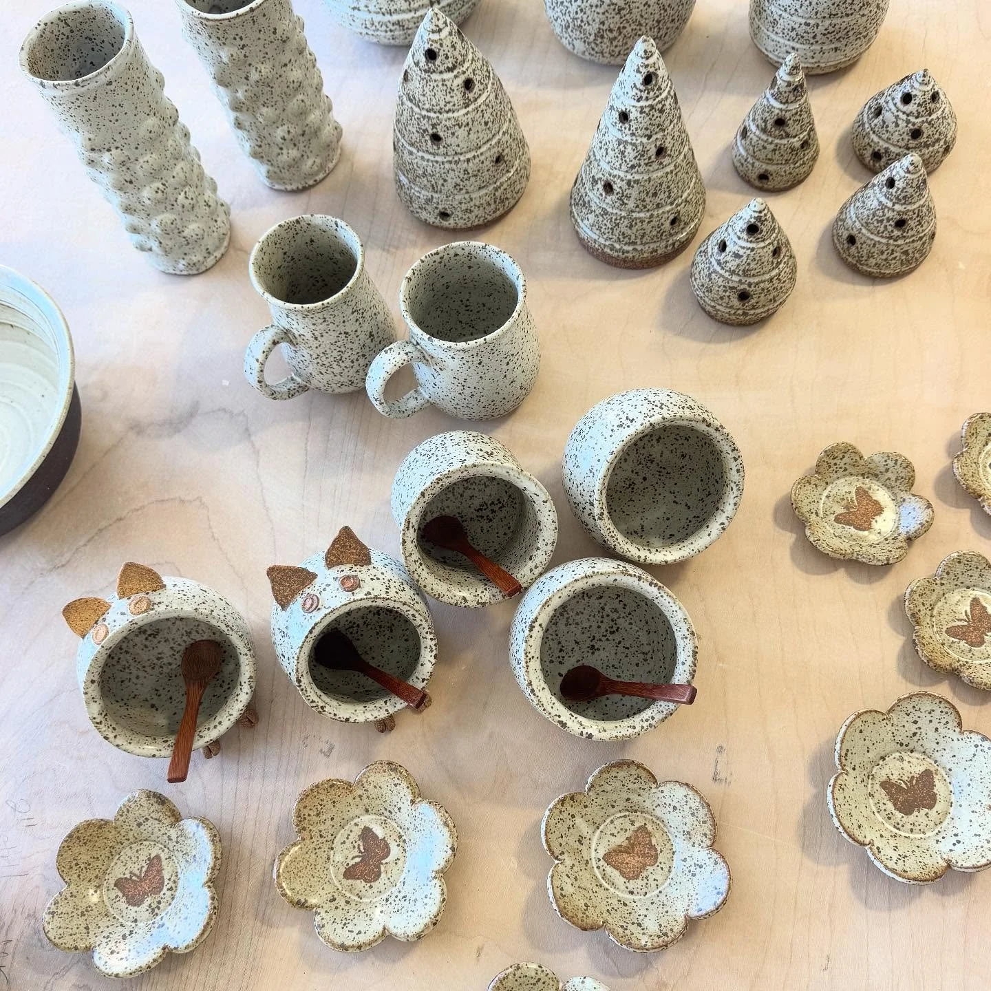 YOU GUYS. Been swooning all week over these speckled babies so here&rsquo;s their first family pic together. 

Super grateful for the teachers and worker bees at MPC helping my dreams come true (iykyk). 

Have a lovely week friends - I hope you all m