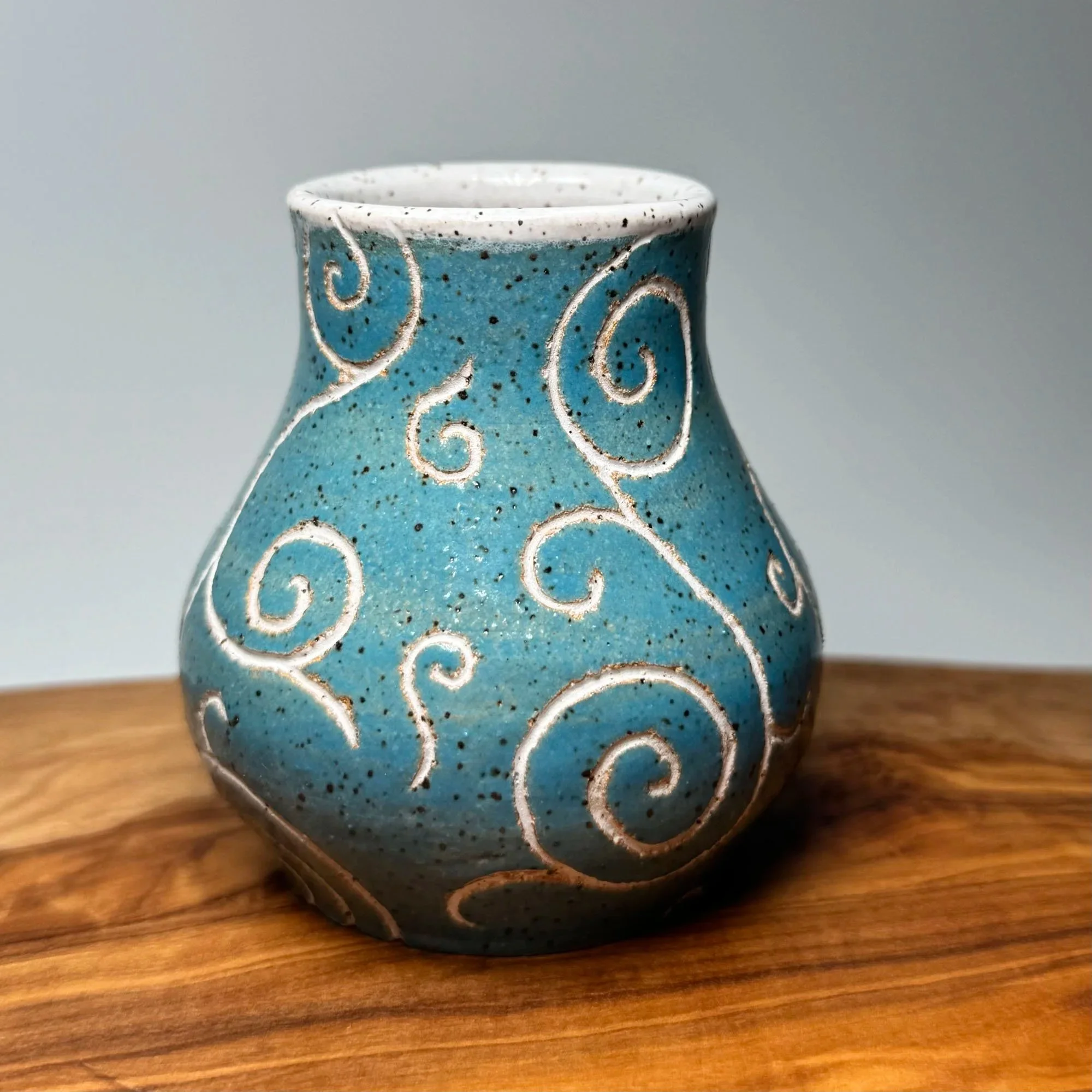 VASE, SMALL BUD, SWIRLY BLUES