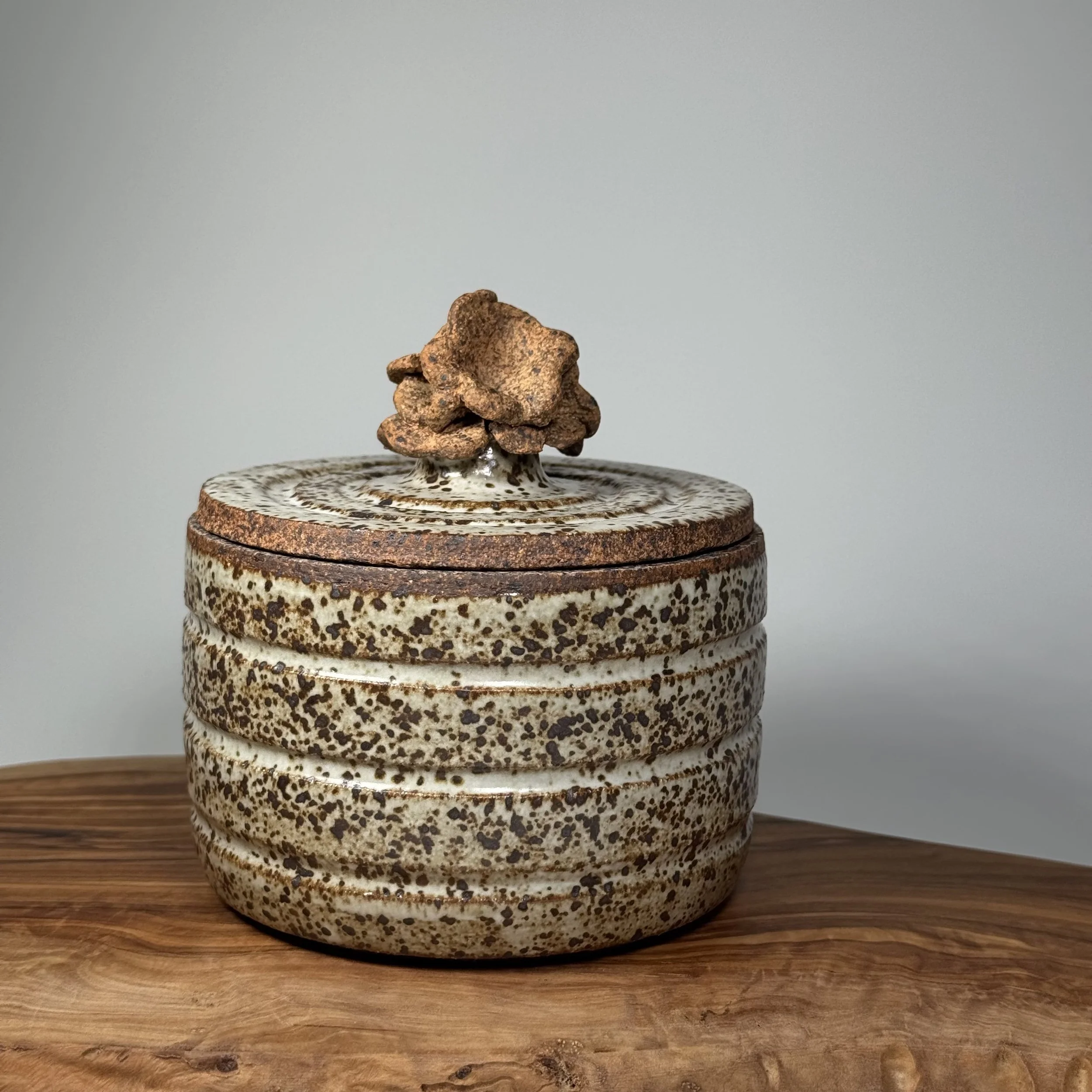 JAR, FLORAL LID, SPECKLED IRON