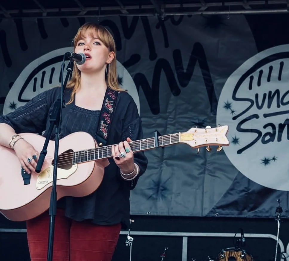 WHAT a lovely weekend !! first my headline with @isa6elmaria followed by singing at the end of the Tyne Bridge right as the first big wave of runners came through!!! thank you so much to @sundayforsammy for the invite and to @raylaidlaw for keeping t