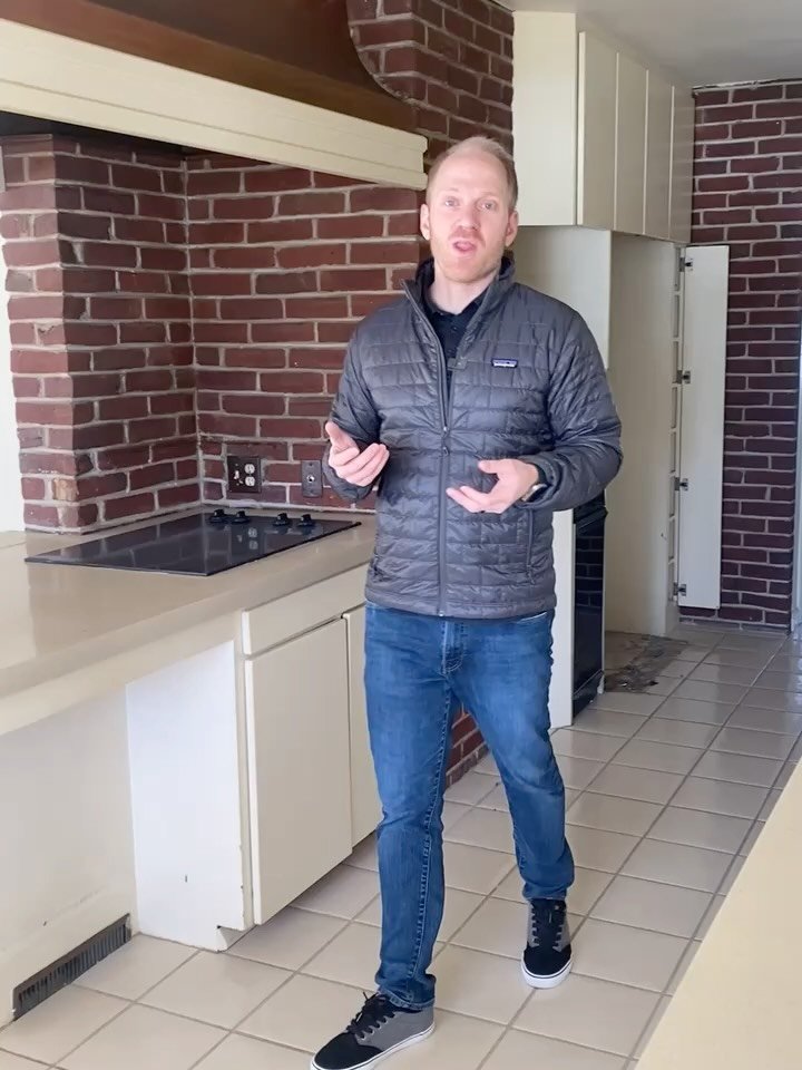 Our clients were initially torn between renovating their existing home or starting fresh with a new build. After much consideration, they ultimately decided to build, a choice that allowed them to design a home perfectly suited to their lifestyle. Fr