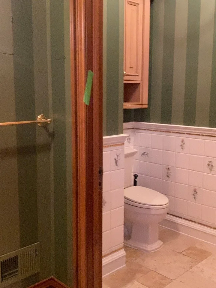 The before and after ➡️ Swipe to see the difference! 

👏 Every phase is crucial, and we're committed to helping you from day one to move-in day.

This powder room received an unbelievable upgrade. The high-gloss paint finish looks phenomenal, creati