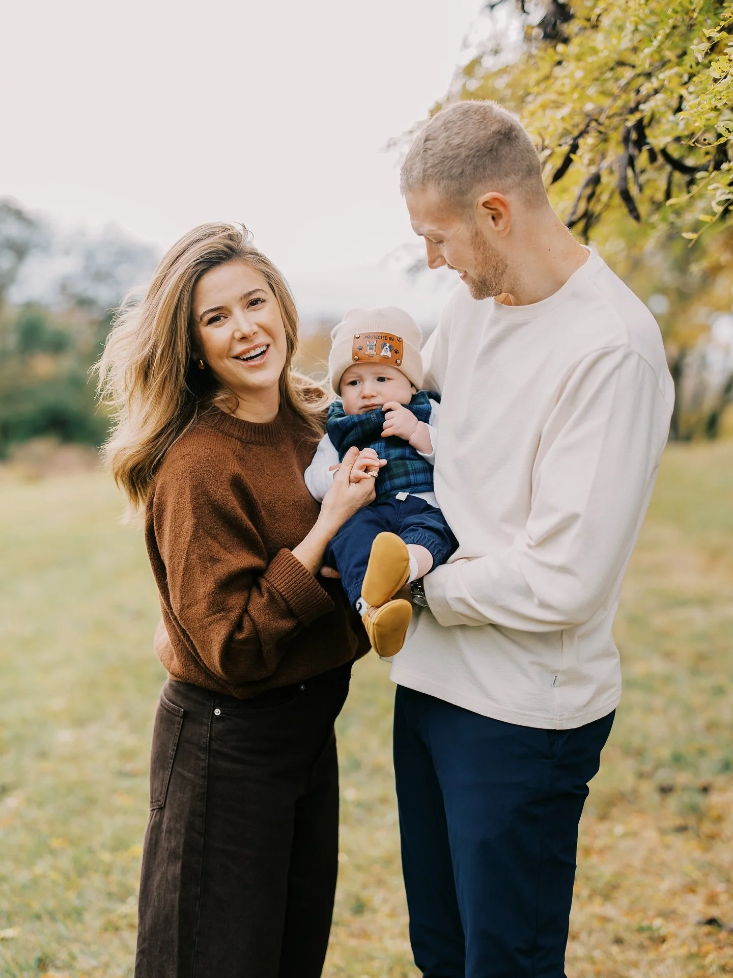 I feel like I could share 10 parts to this extended family session. It&rsquo;s all so good! You&rsquo;d never guess it was spitting rain and we had to abort mid-session. Proof that beautiful images can come from crummy weather!! ☁️🍂