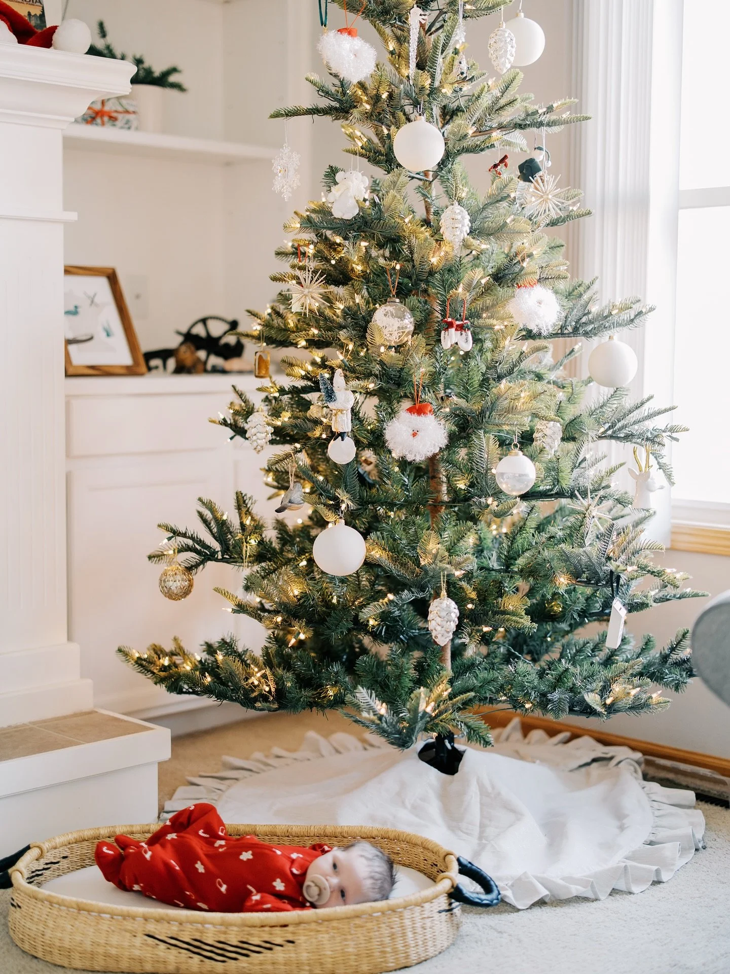 Bringing a newborn home around Christmas time sounds as dreamy as it looks ✨