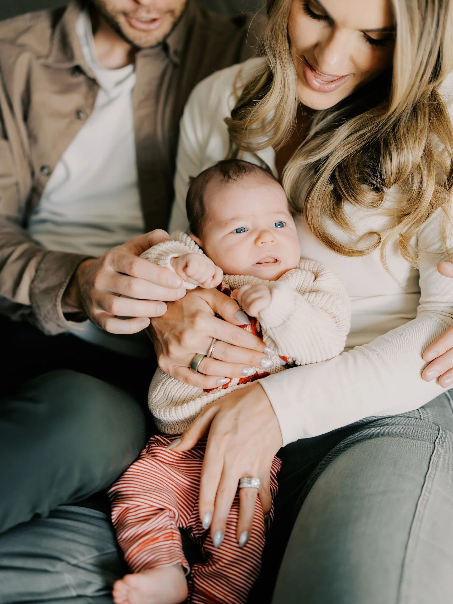 Going into the holidays with a clear editing queue! I have been loving these festive in home newborn sessions 🎁