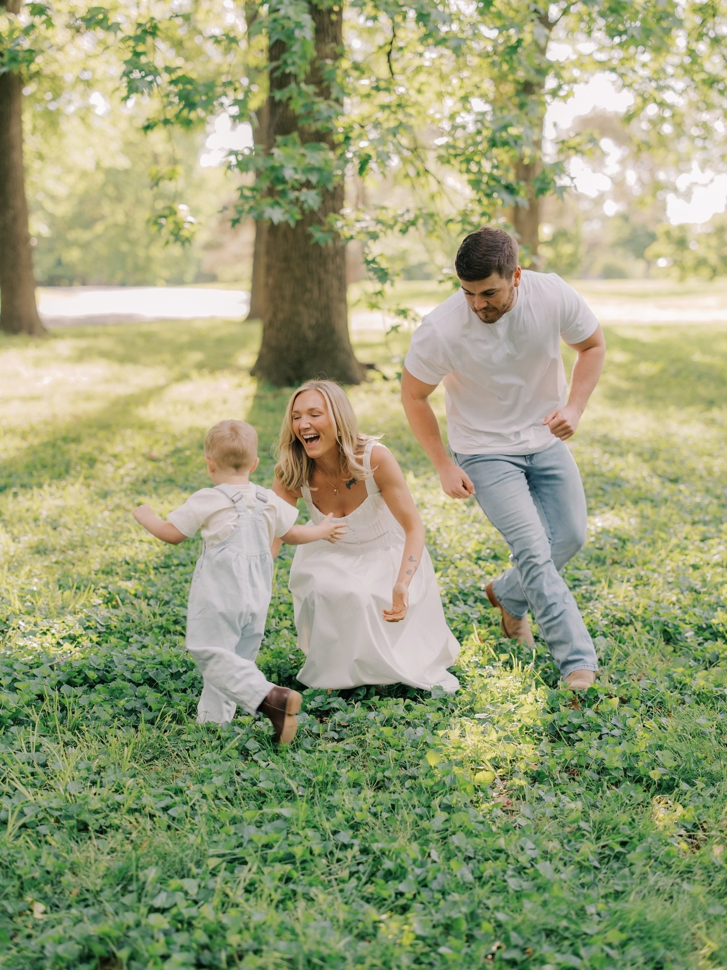 A fun little surprise at the end of this sweet family session&hellip; ✨ I can&rsquo;t believe I get to do this for my job! 💛
