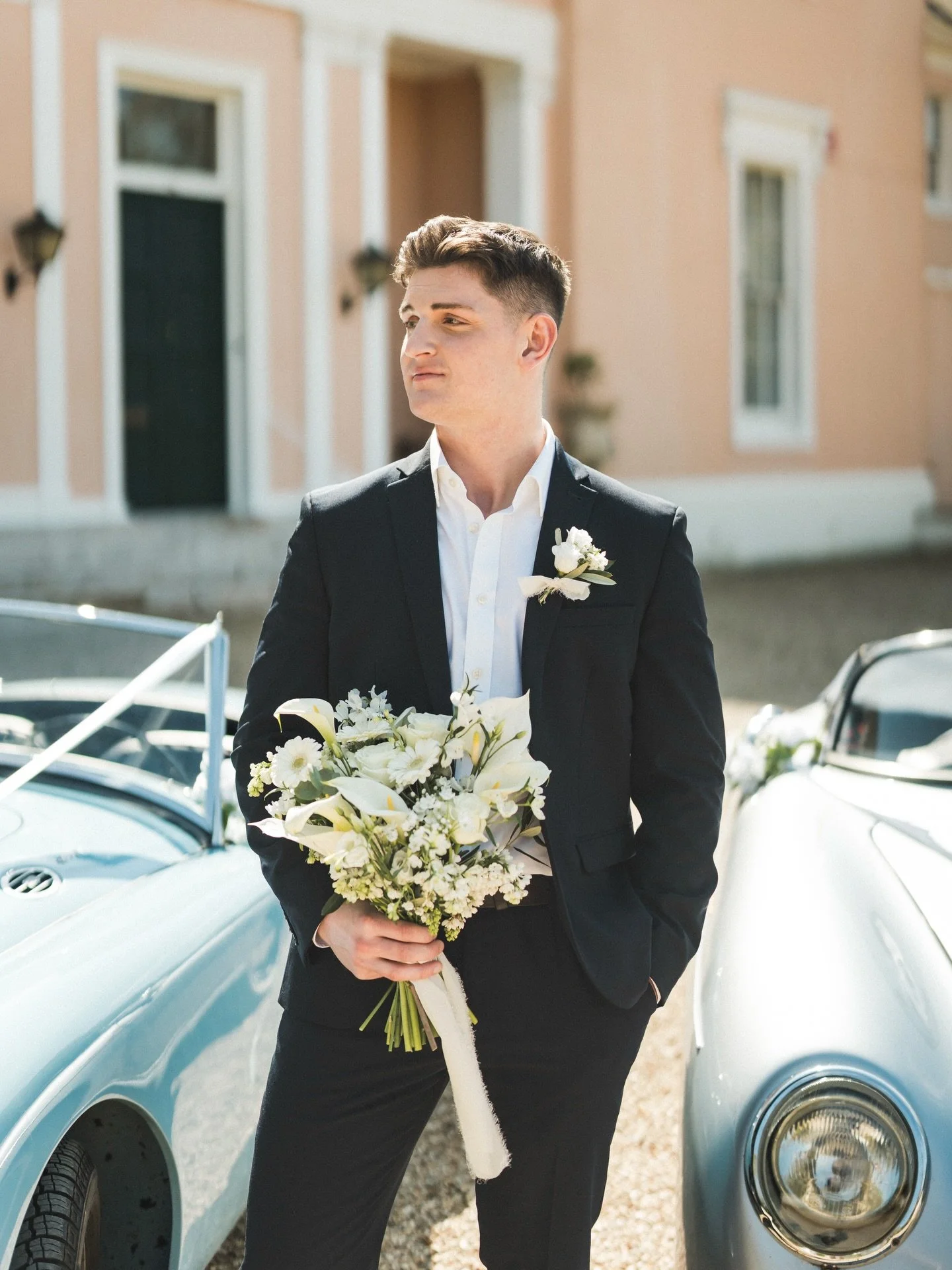 Men &amp; bouquet&rsquo;s, I&rsquo;m here for it. 

Venue @bignor_park 
Cake @wildflowercakestudio 
Florist @wildflowerstudio1 
Mua @beckyhowiemua 
Hair @occasionhairbymegan 
Content creator @sayidosocials 
Planner @gorfweddingsevents 
Accessories @g