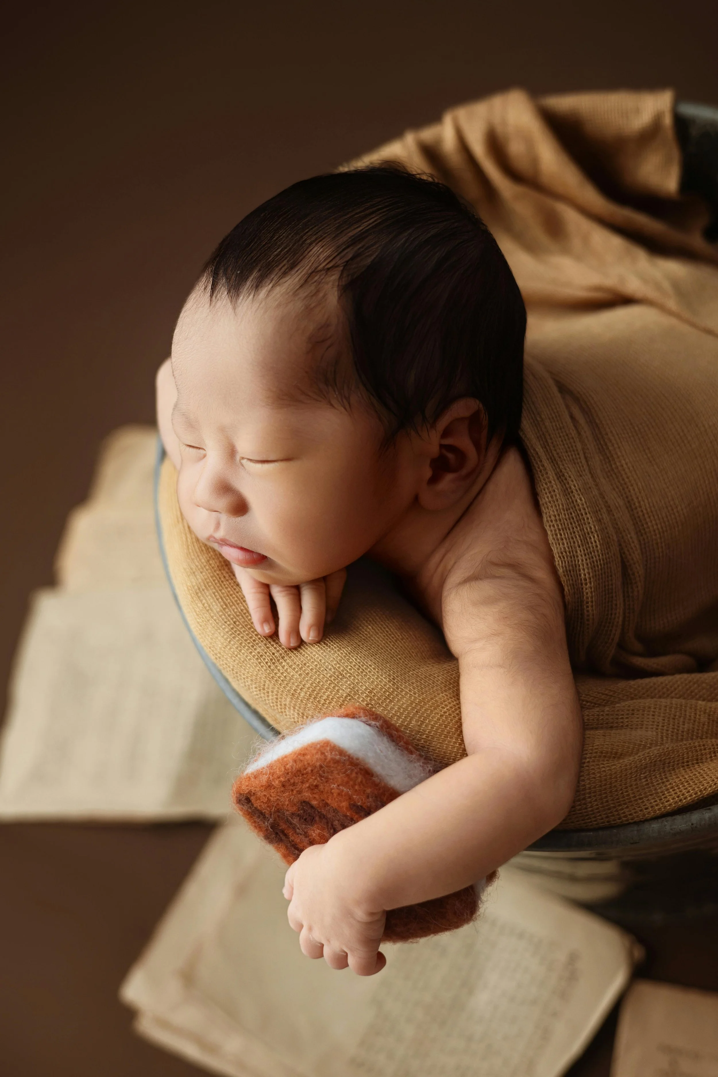 free-photo-of-cute-newborn-sleeping-peacefully-in-studio.jpeg