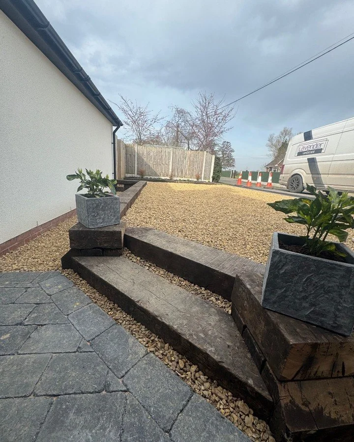 Dug out and prepped area, fitted solid railway sleepers, paved a neat entrance by the house, and topped it all off with fresh stone for a clean, finished driveway look.
⠀
📍 Another quality job, done right
.
.
.
#gardentransformation #lavenderlandsca